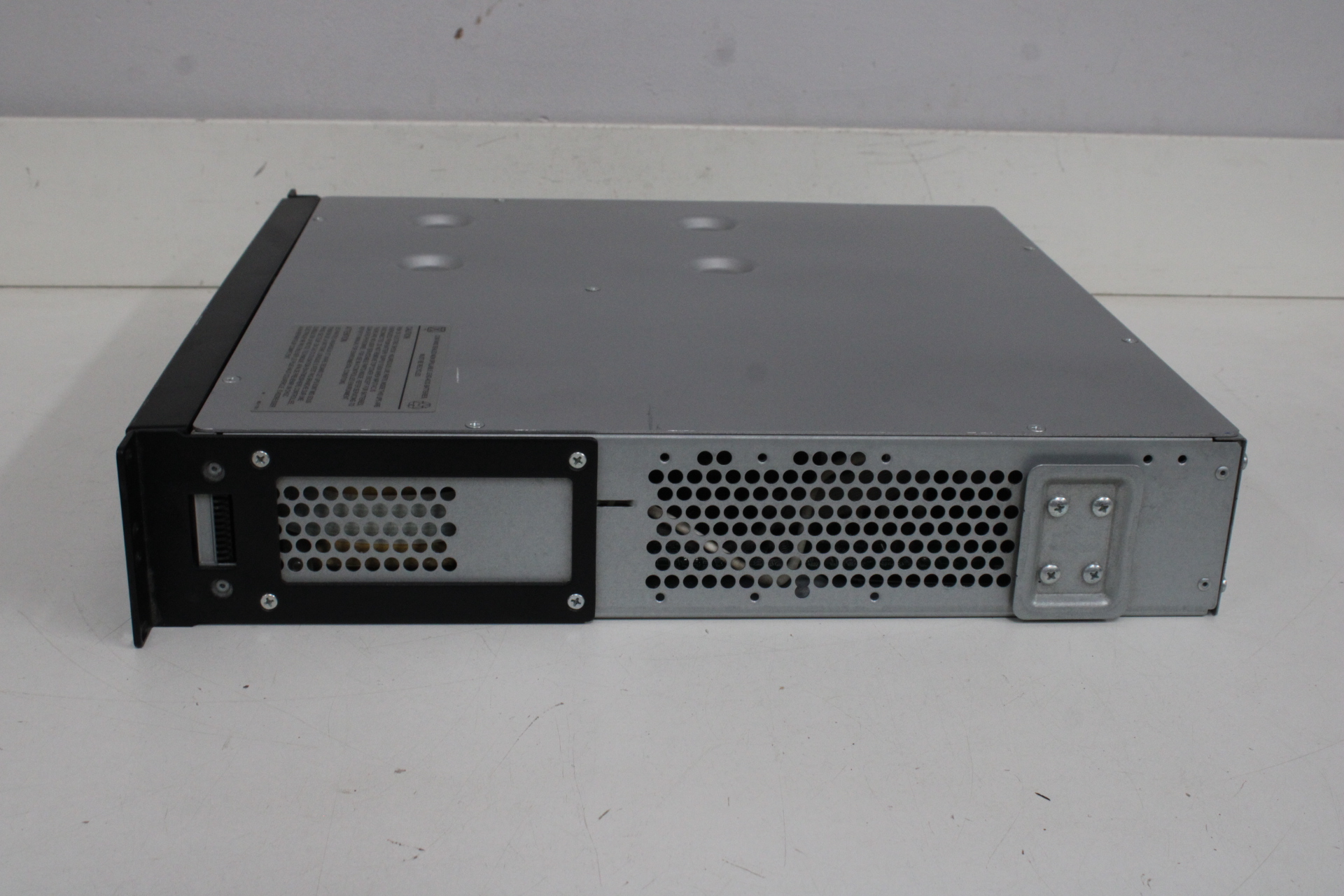 APC Smart-UPS 1500 rackmount batterij backup – foto 9 – kavel bij GSD Auctions, Zoeterwoude