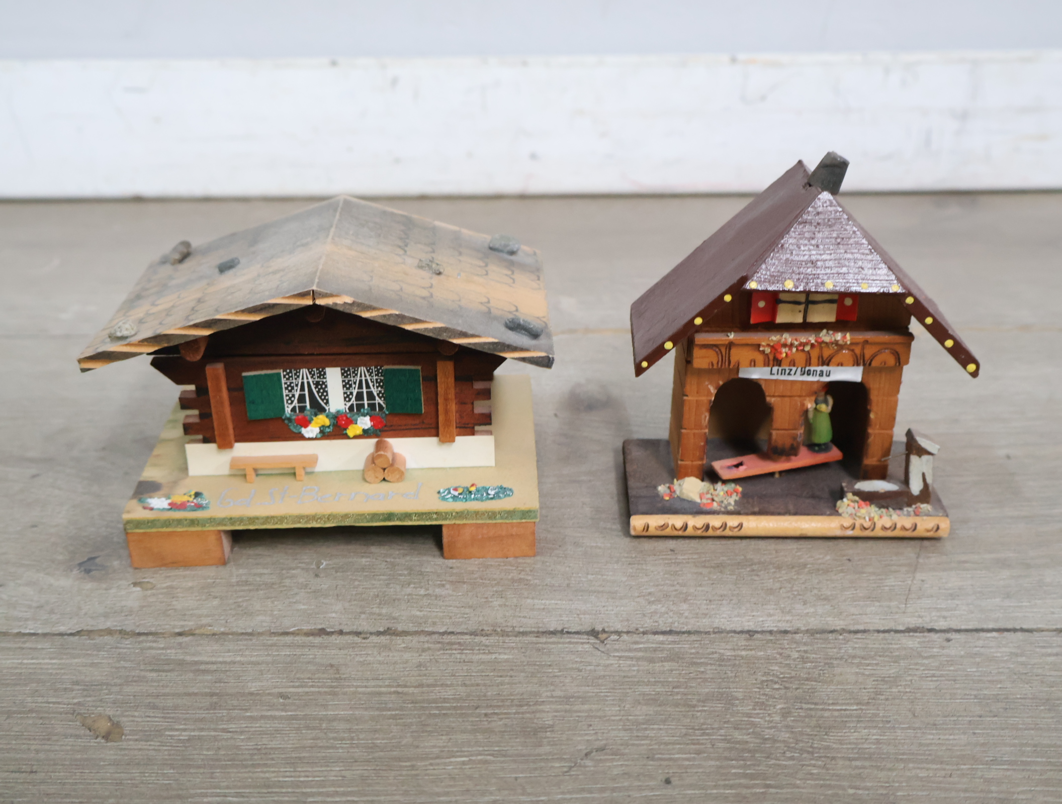 Set van twee houten muziekhuisjes – foto 4 – kavel bij GSD Auctions, Zoeterwoude