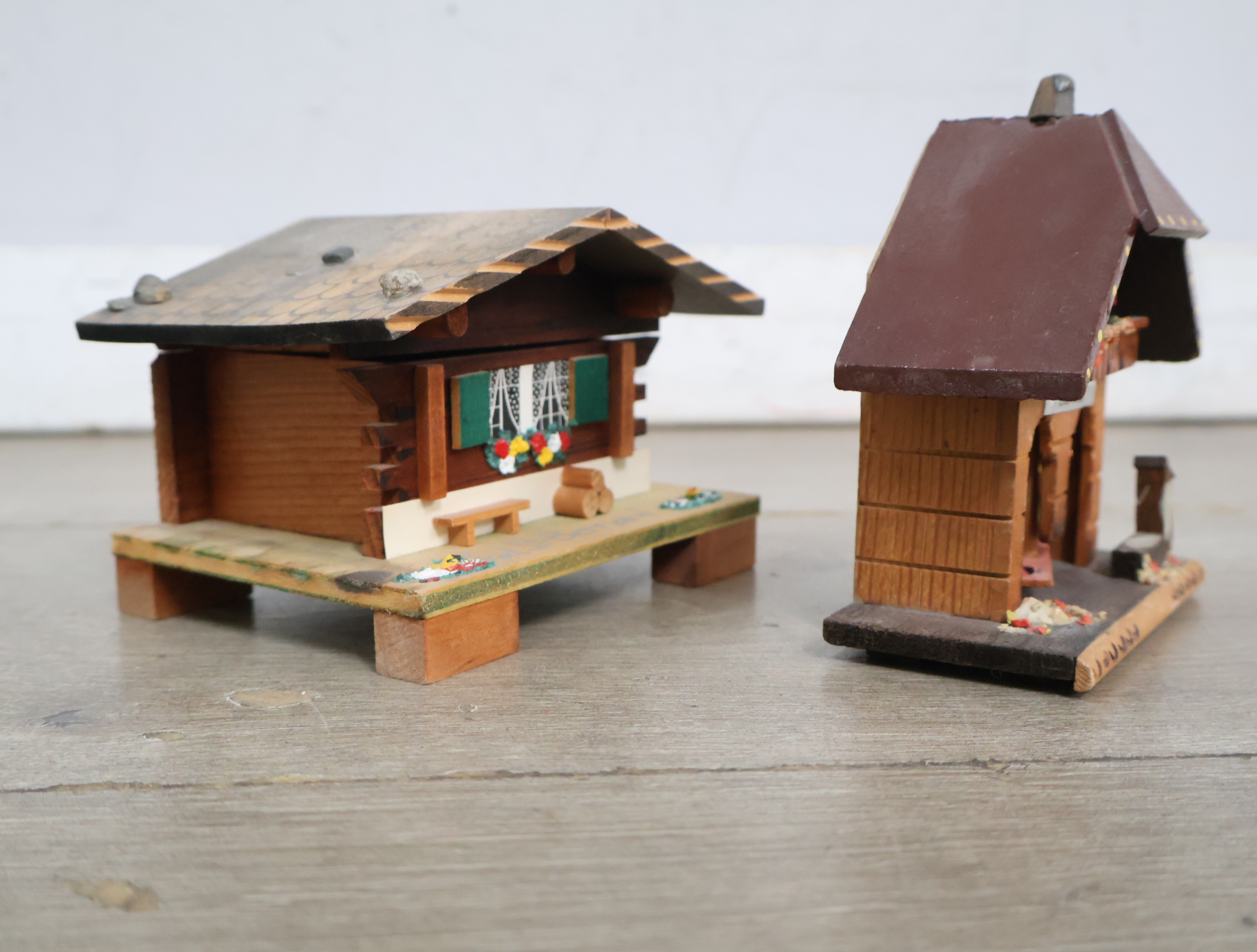 Set van twee houten muziekhuisjes – foto 7 – kavel bij GSD Auctions, Zoeterwoude