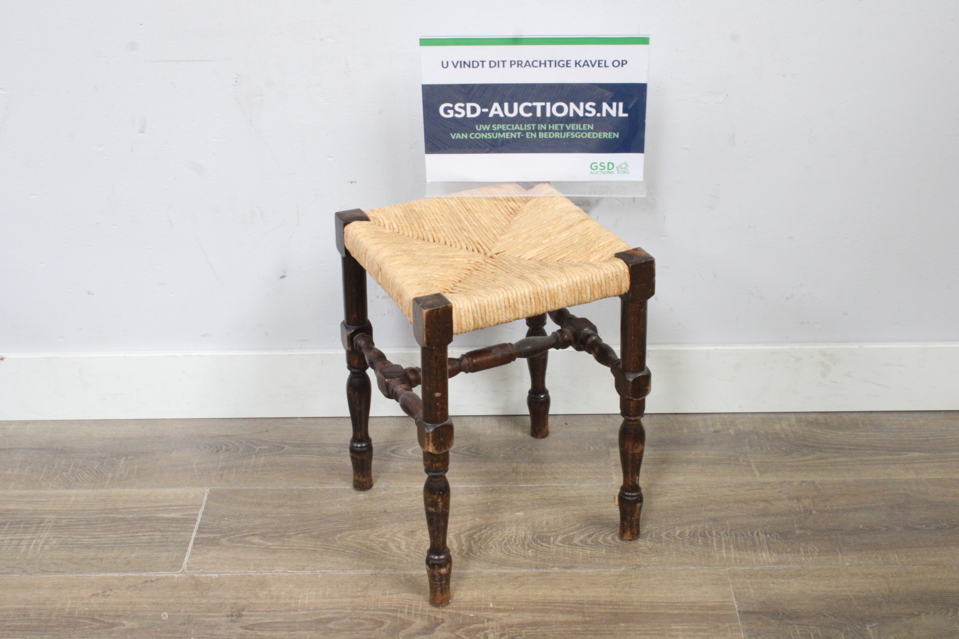 Antieke kruk met gevlochten zitvlak' – kavel bij GSD Auctions, Zoeterwoude