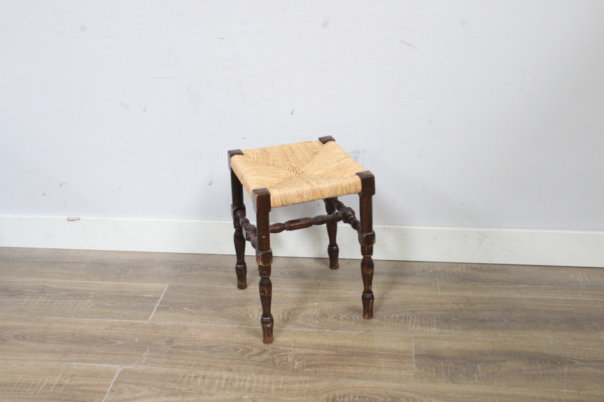 Antieke kruk met gevlochten zitvlak' – foto 2 – kavel bij GSD Auctions, Zoeterwoude