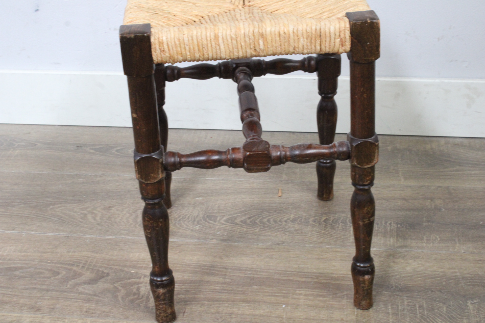 Antieke kruk met gevlochten zitvlak' – foto 5 – kavel bij GSD Auctions, Zoeterwoude
