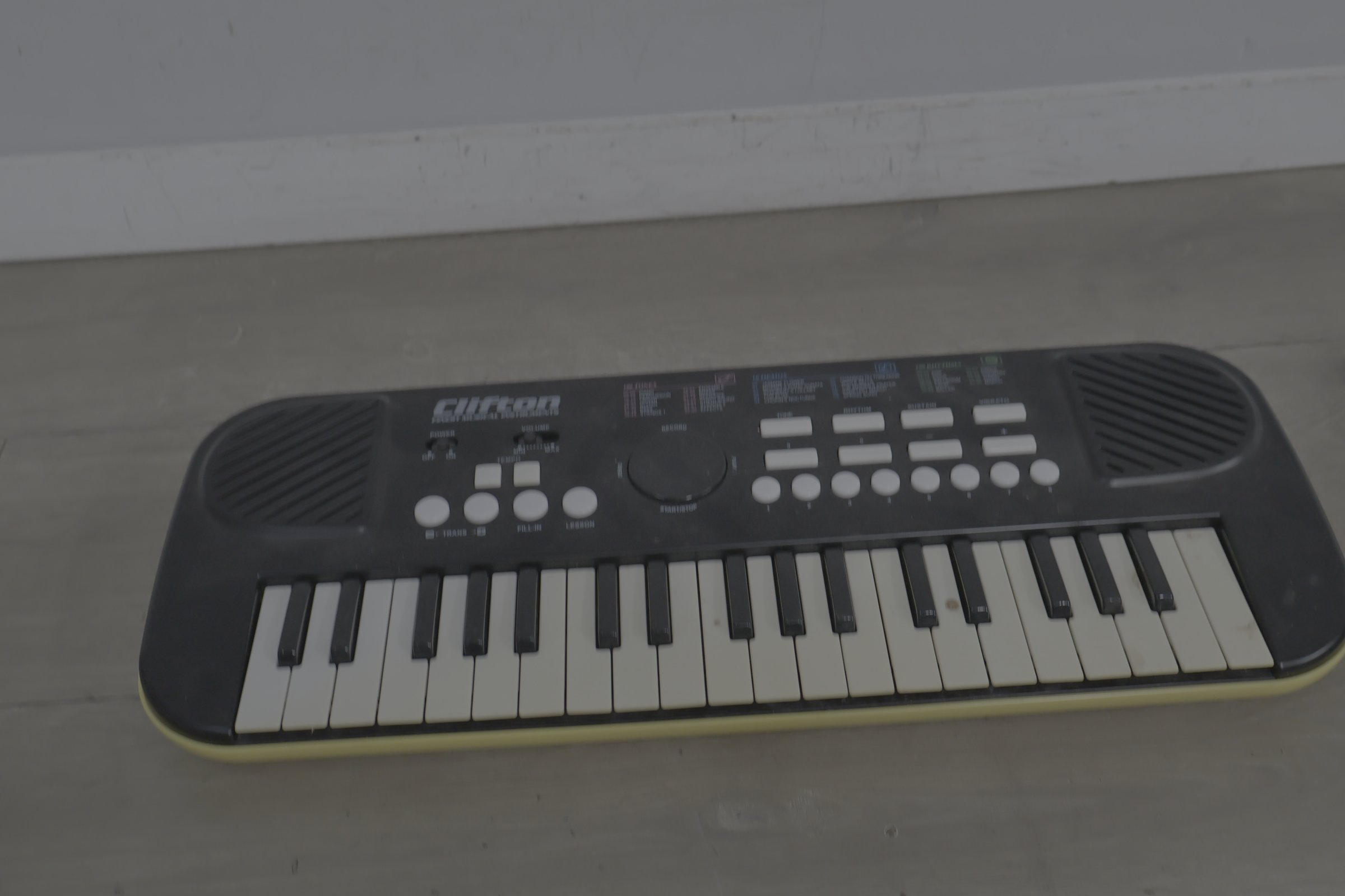 Elektronisch Clifton keyboard – foto 6 – kavel bij GSD Auctions, Zoeterwoude