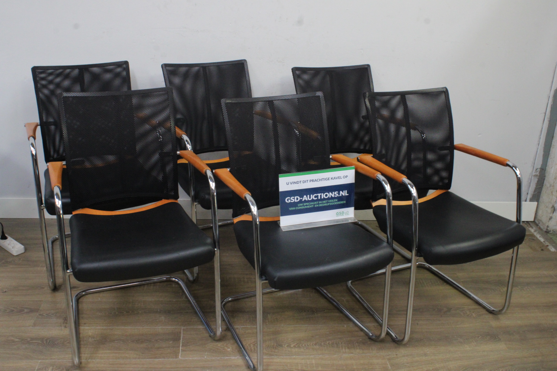 Set van 6 stoelen met houten armleuningen – kavel bij GSD Auctions, Zoeterwoude