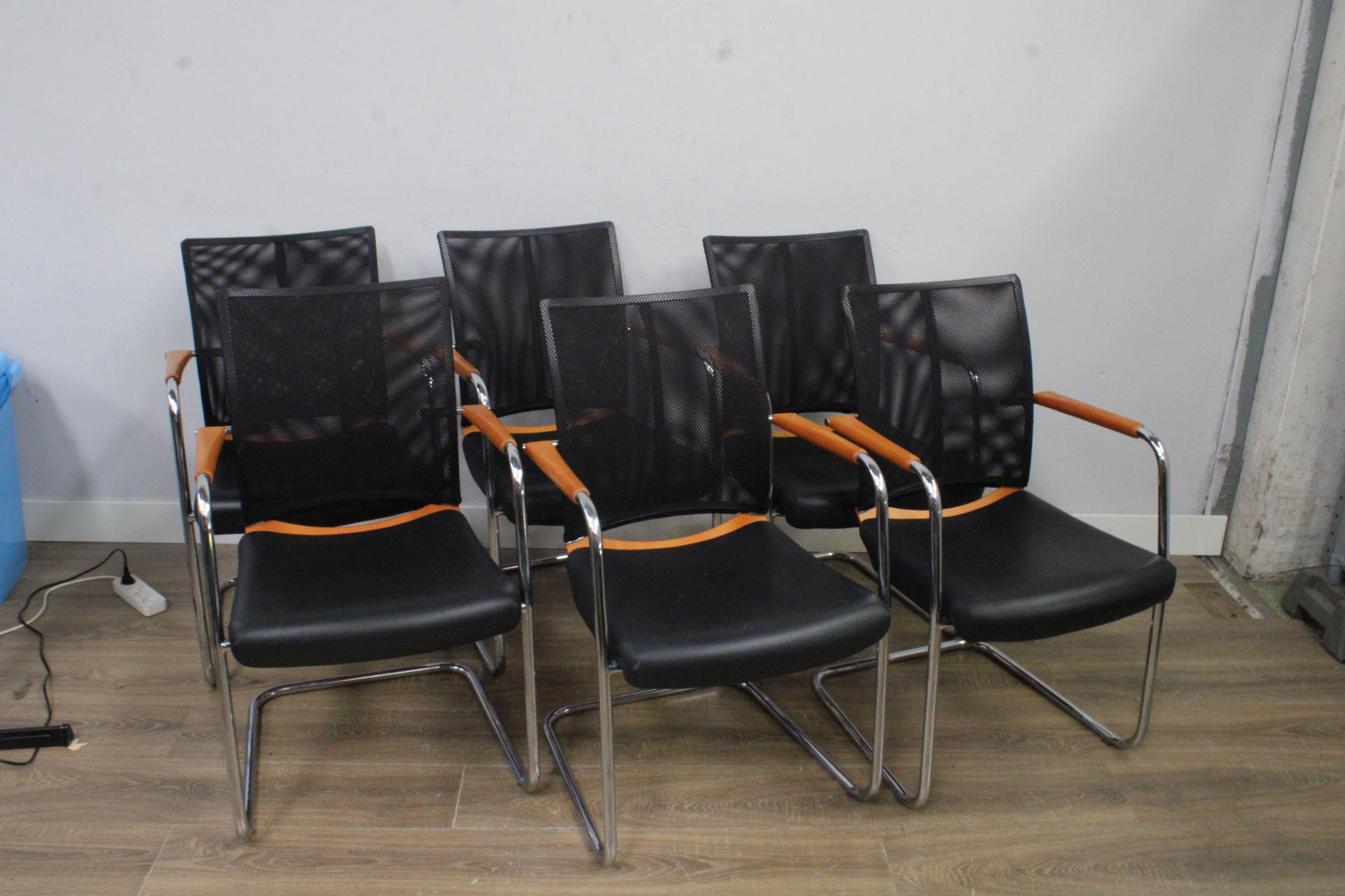 Set van 6 stoelen met houten armleuningen – foto 2 – kavel bij GSD Auctions, Zoeterwoude
