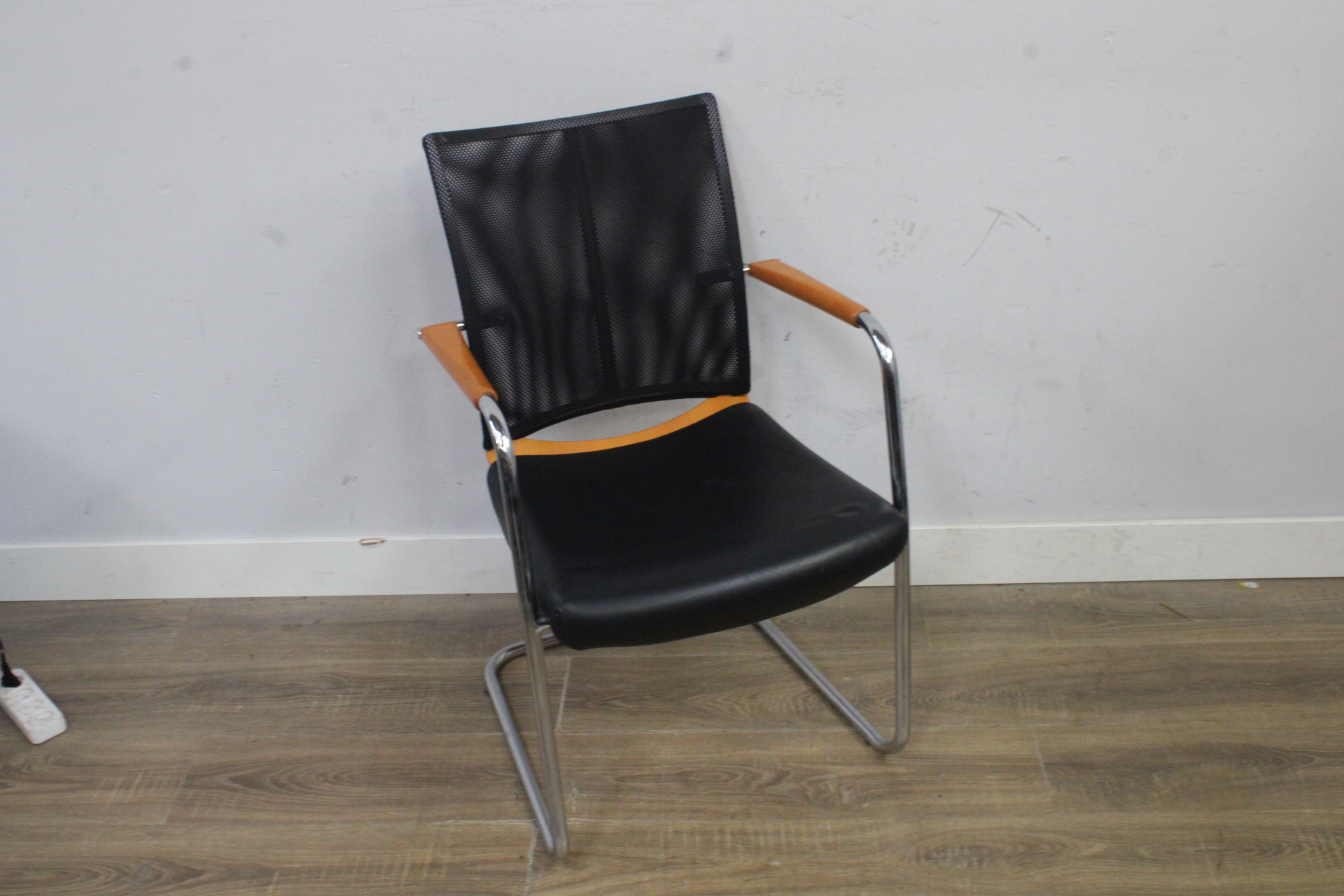 Set van 6 stoelen met houten armleuningen – foto 3 – kavel bij GSD Auctions, Zoeterwoude