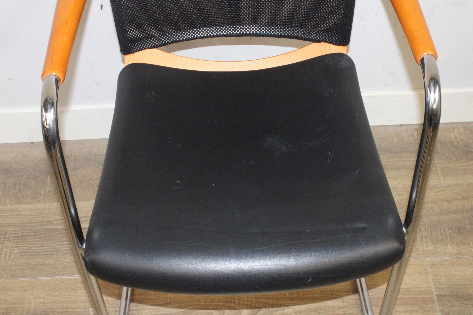 Set van 6 stoelen met houten armleuningen – foto 5 – kavel bij GSD Auctions, Zoeterwoude