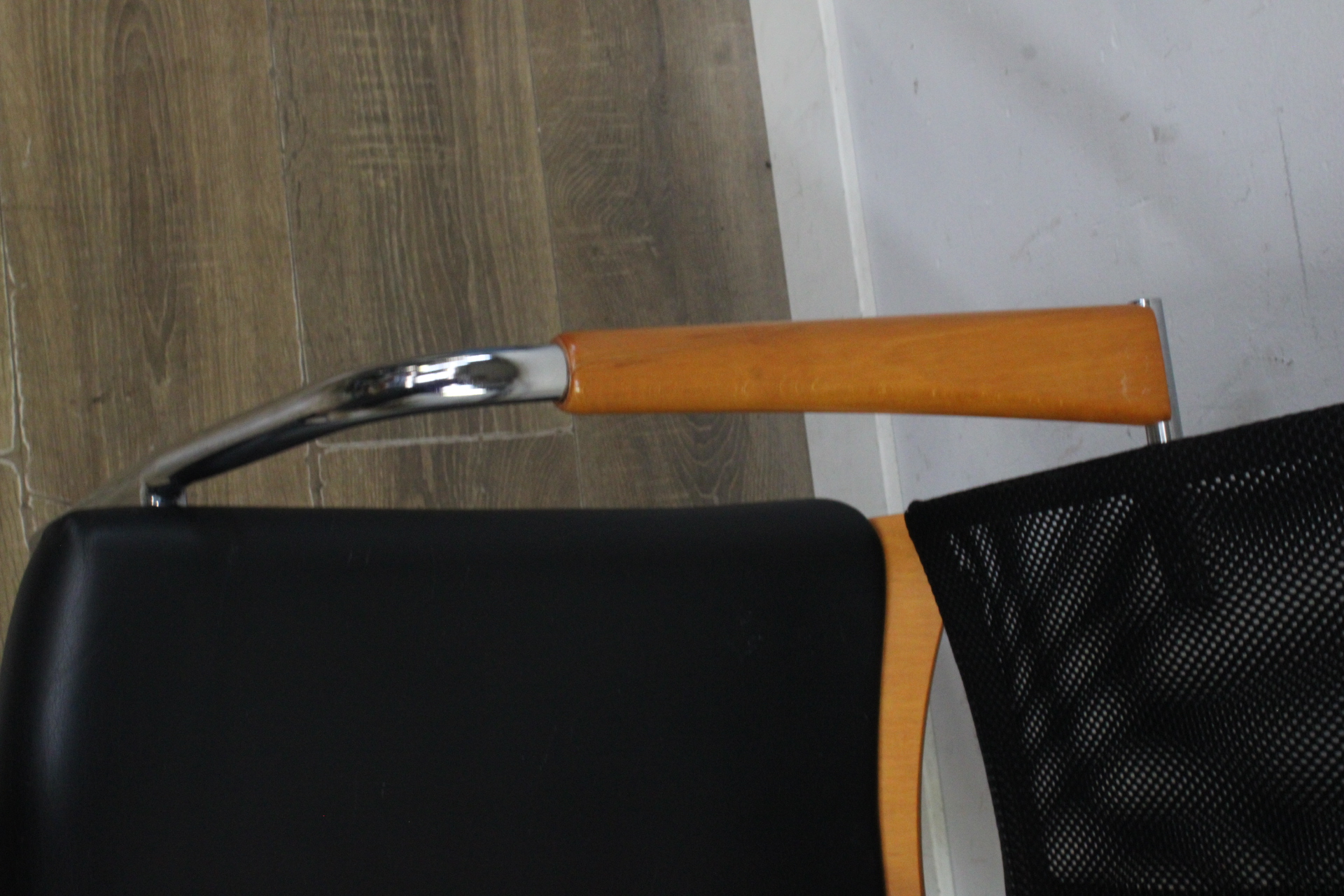 Set van 6 stoelen met houten armleuningen – foto 6 – kavel bij GSD Auctions, Zoeterwoude