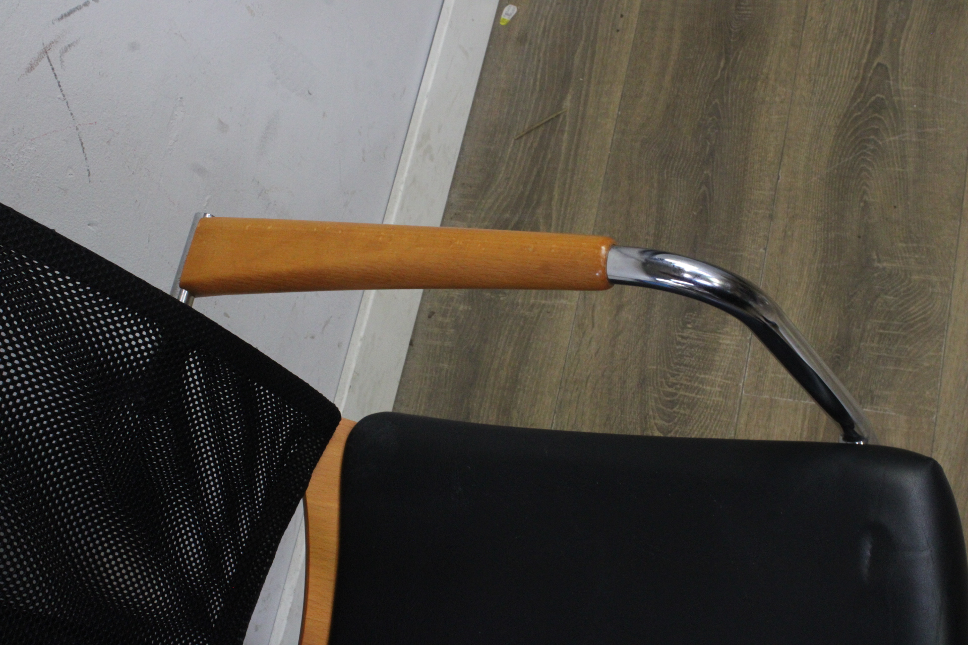 Set van 6 stoelen met houten armleuningen – foto 7 – kavel bij GSD Auctions, Zoeterwoude
