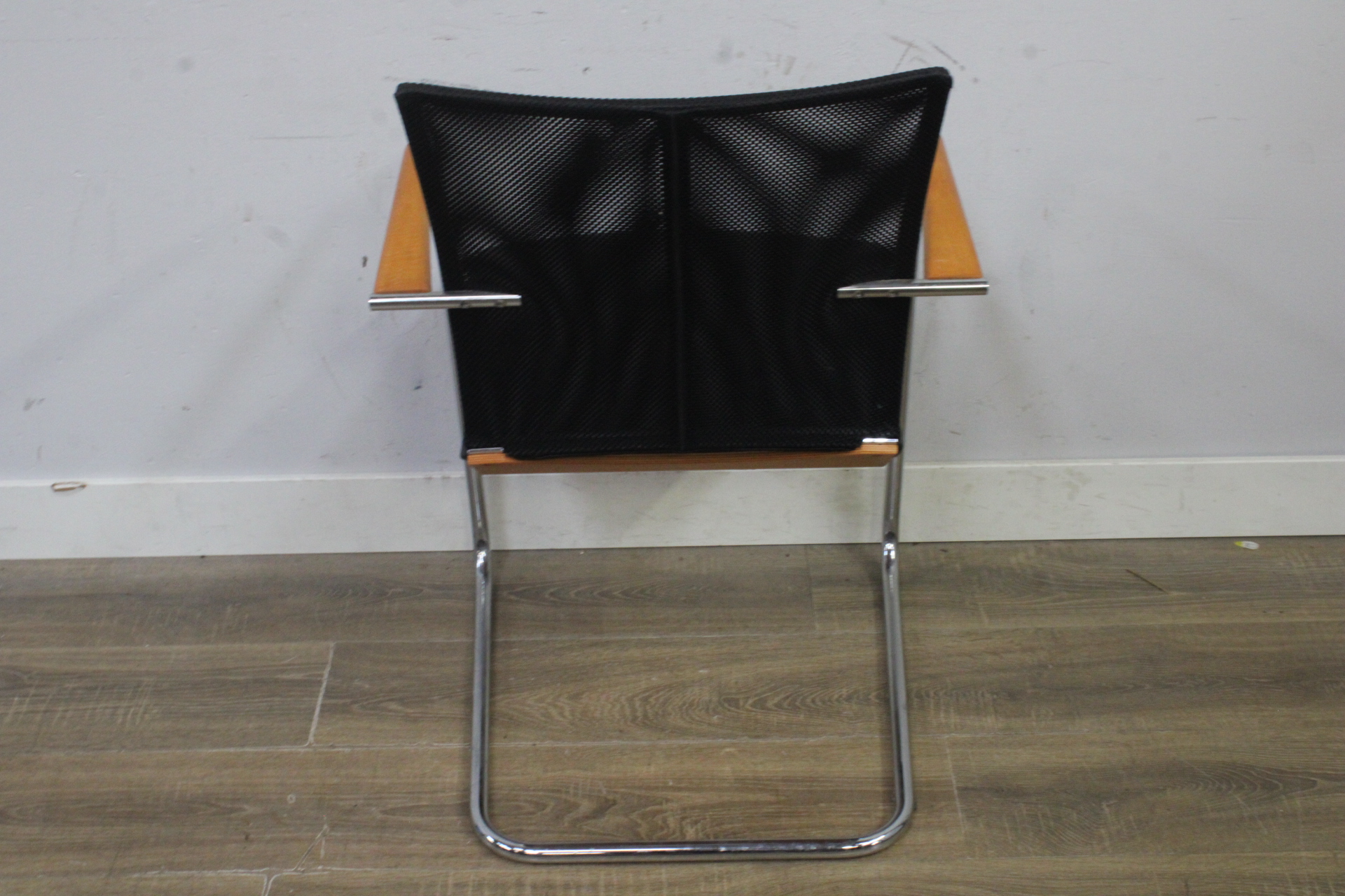 Set van 6 stoelen met houten armleuningen – foto 8 – kavel bij GSD Auctions, Zoeterwoude