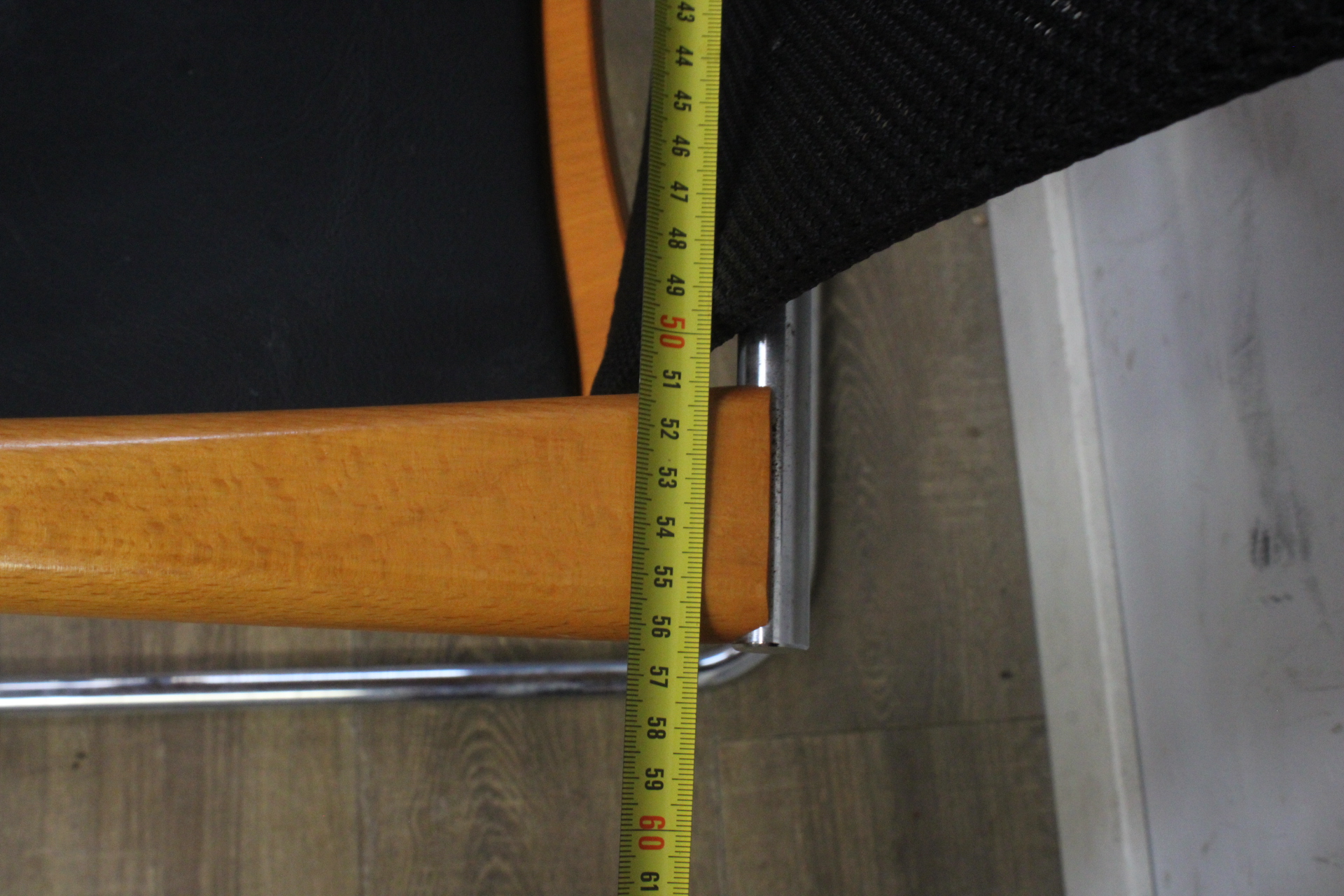 Set van 6 stoelen met houten armleuningen – foto 9 – kavel bij GSD Auctions, Zoeterwoude