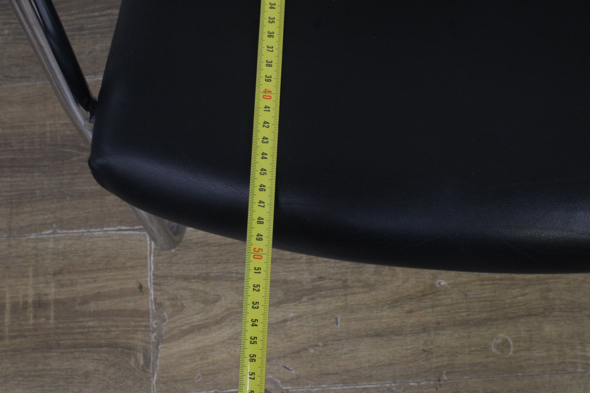 Set van 6 stoelen met houten armleuningen – foto 10 – kavel bij GSD Auctions, Zoeterwoude