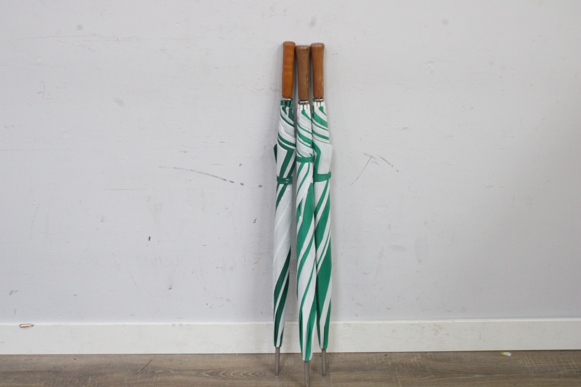 Set van drie groene paraplu's – foto 2 – kavel bij GSD Auctions, Zoeterwoude