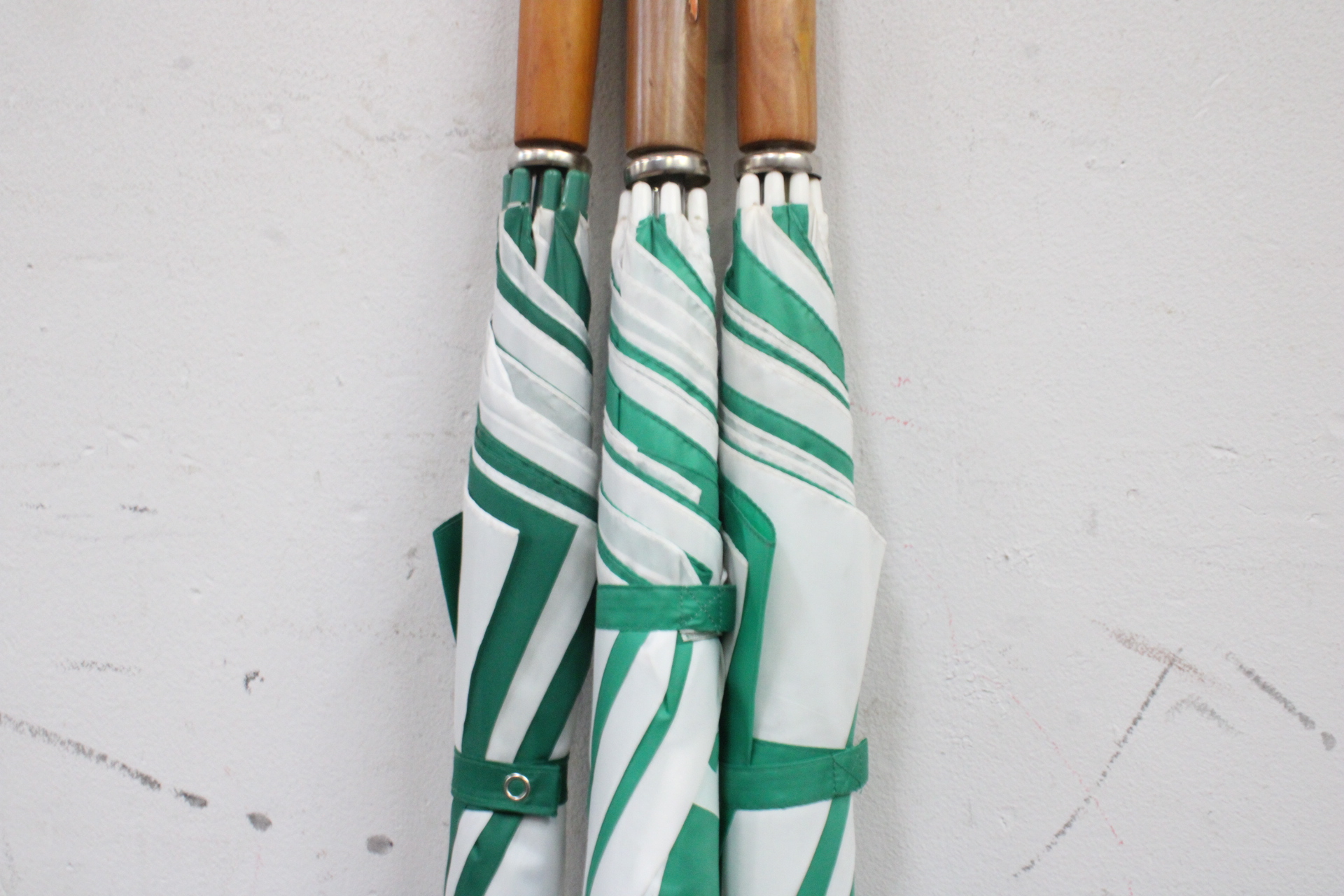 Set van drie groene paraplu's – foto 3 – kavel bij GSD Auctions, Zoeterwoude