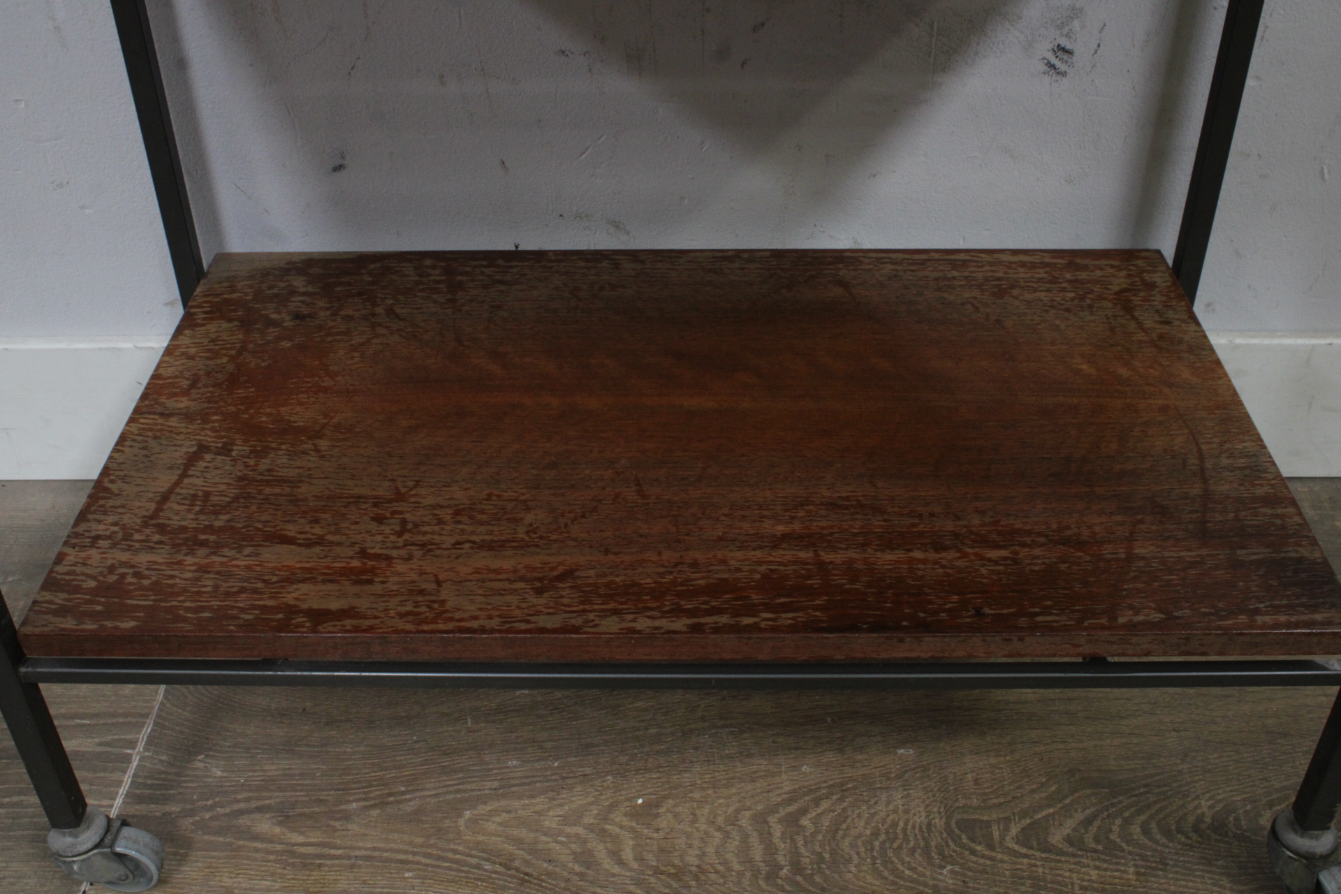 Vintage metalen trolley met houten fineerbladen – foto 4 – kavel bij GSD Auctions, Zoeterwoude