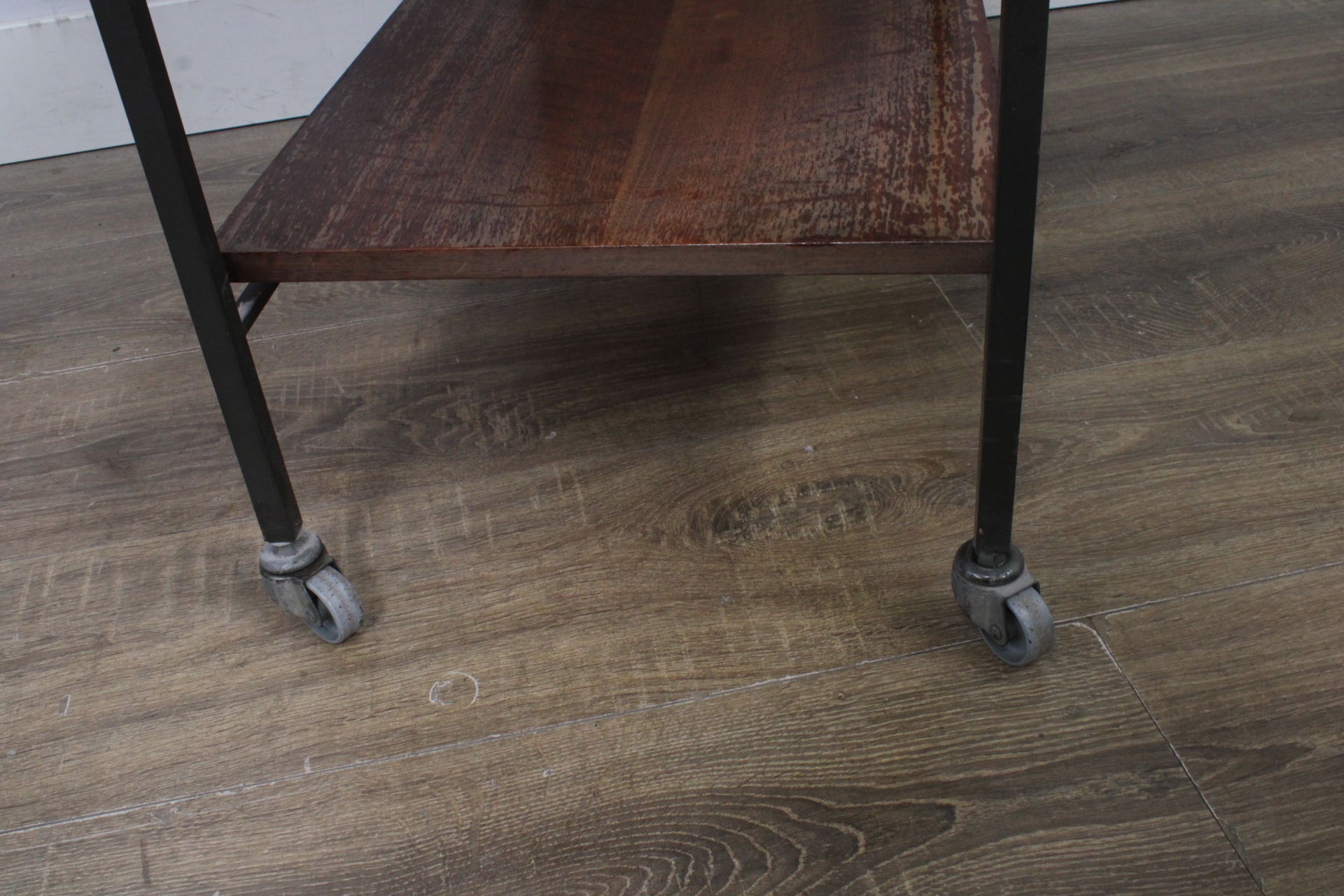 Vintage metalen trolley met houten fineerbladen – foto 5 – kavel bij GSD Auctions, Zoeterwoude