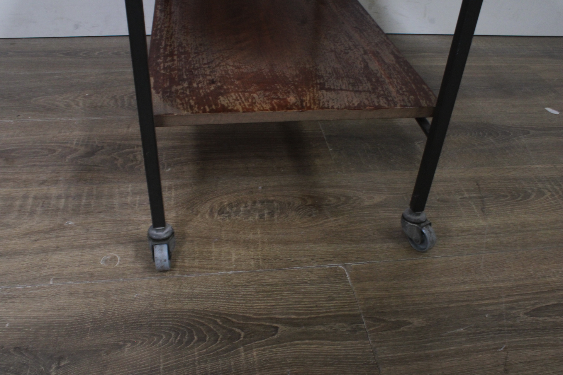 Vintage metalen trolley met houten fineerbladen – foto 6 – kavel bij GSD Auctions, Zoeterwoude