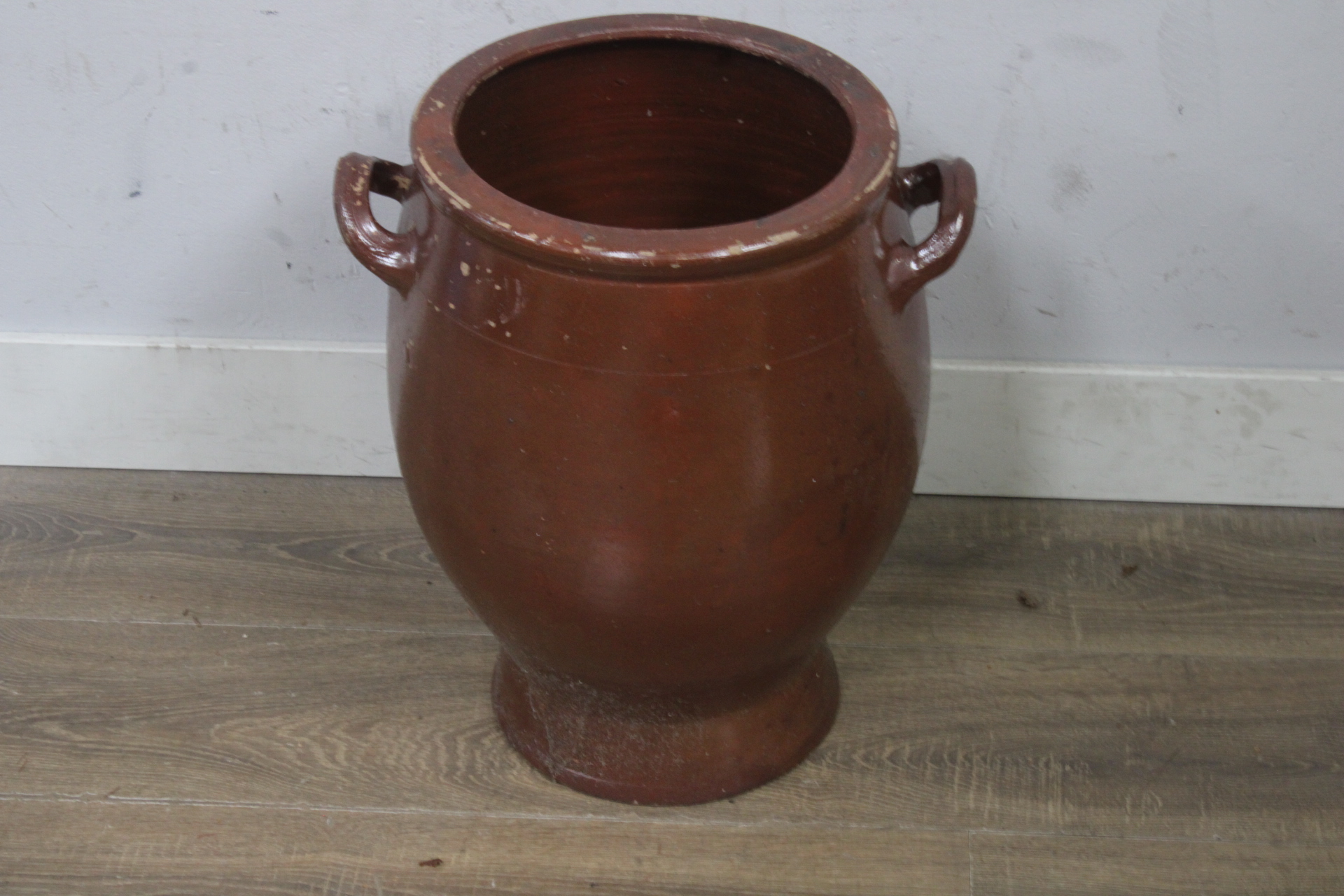 Grote bruine aardewerken pot met handvaten – foto 2 – kavel bij GSD Auctions, Zoeterwoude