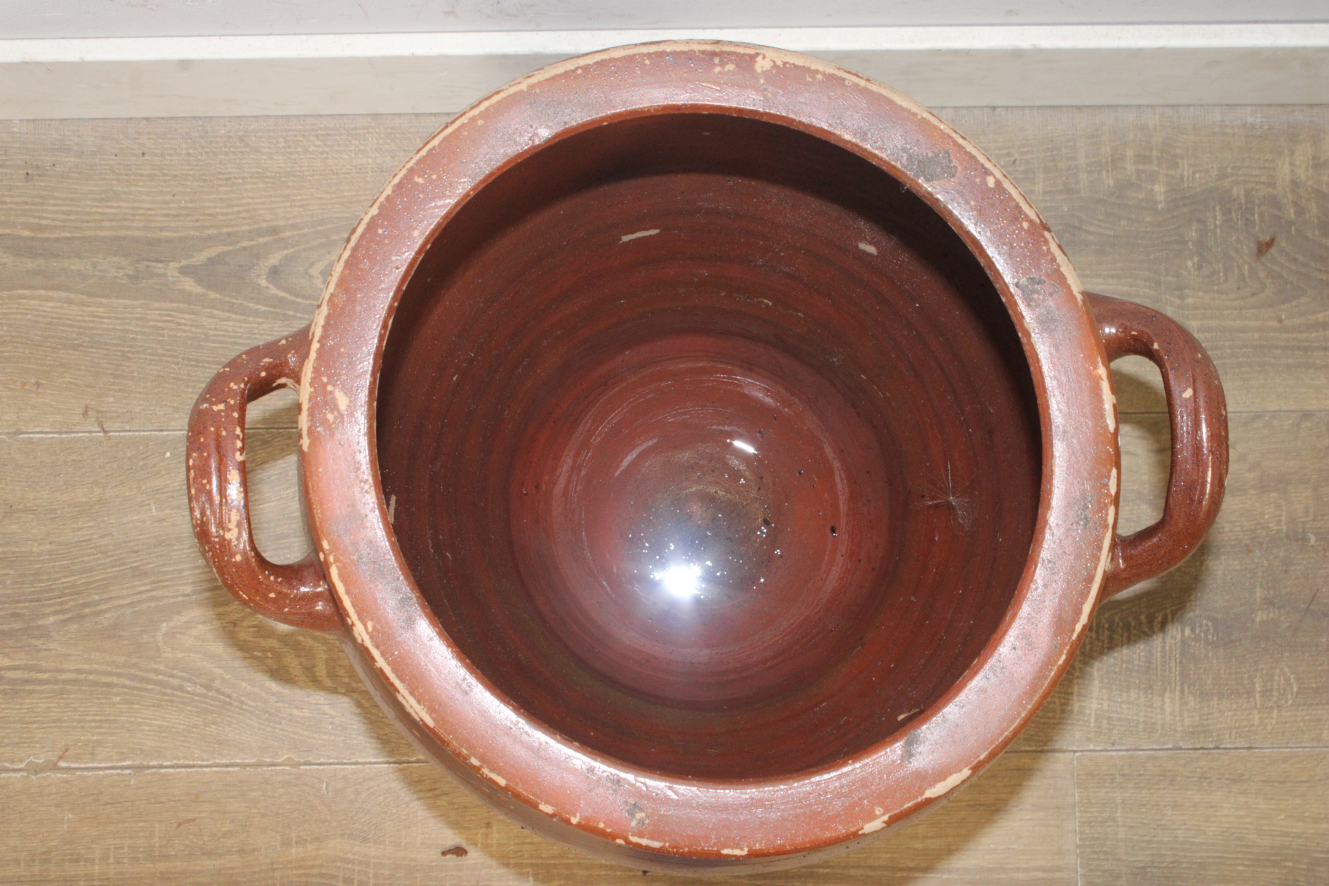 Grote bruine aardewerken pot met handvaten – foto 3 – kavel bij GSD Auctions, Zoeterwoude
