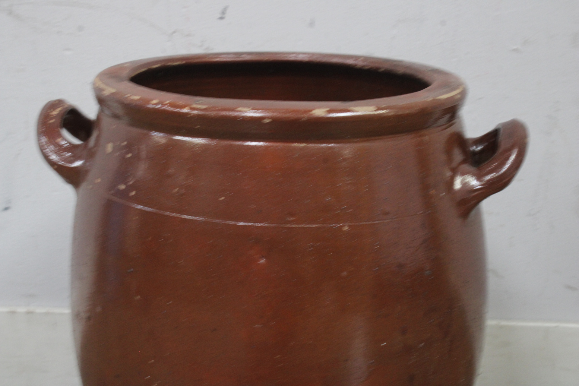 Grote bruine aardewerken pot met handvaten – foto 4 – kavel bij GSD Auctions, Zoeterwoude