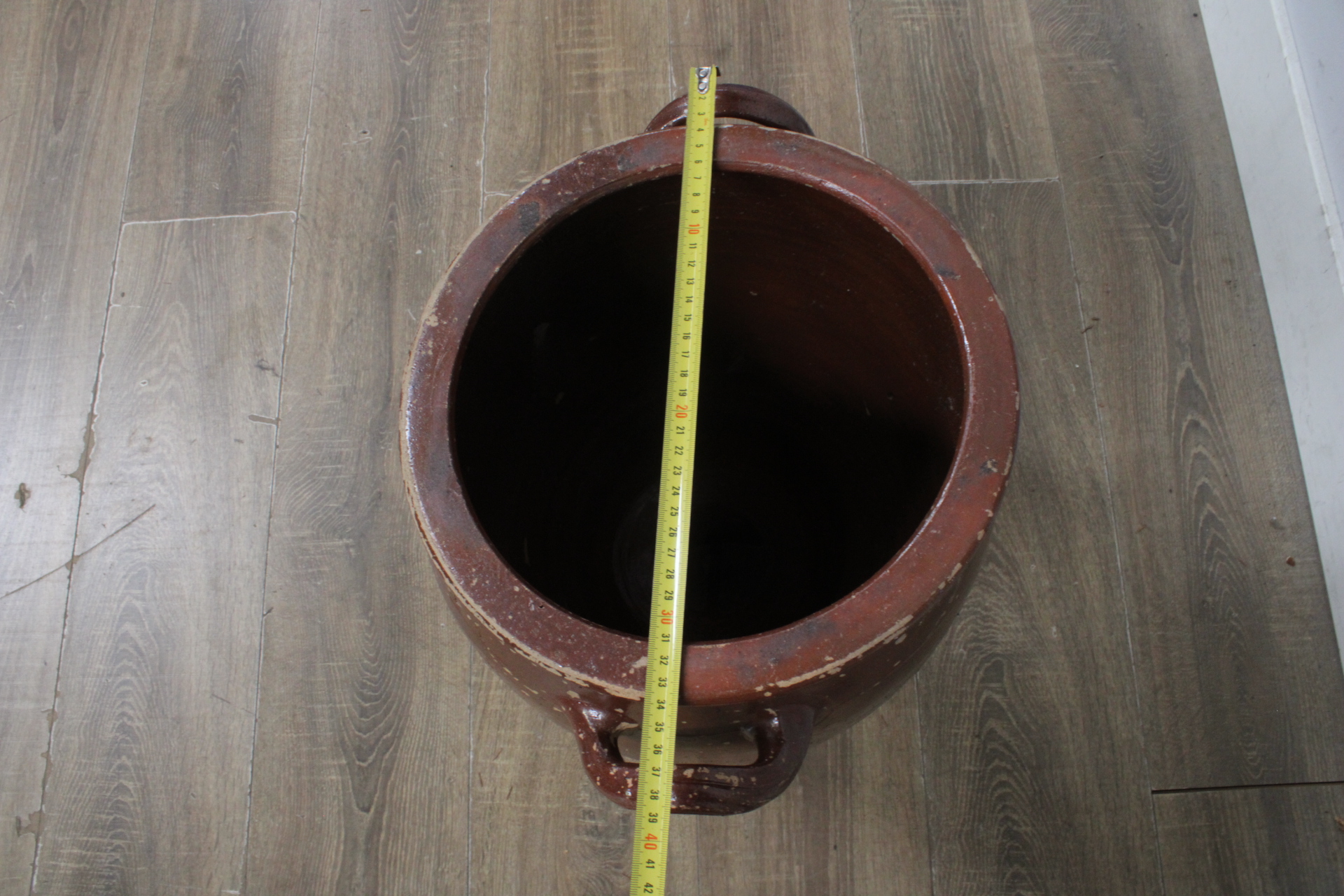 Grote bruine aardewerken pot met handvaten – foto 5 – kavel bij GSD Auctions, Zoeterwoude