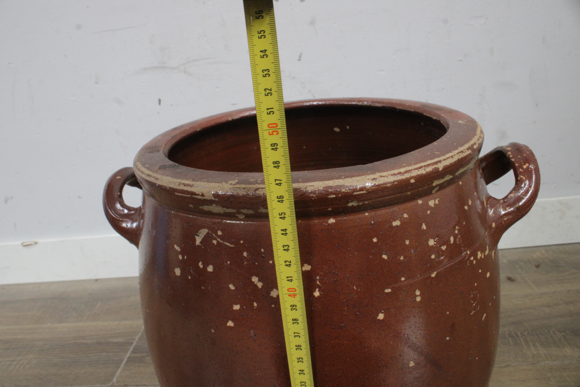 Grote bruine aardewerken pot met handvaten – foto 6 – kavel bij GSD Auctions, Zoeterwoude