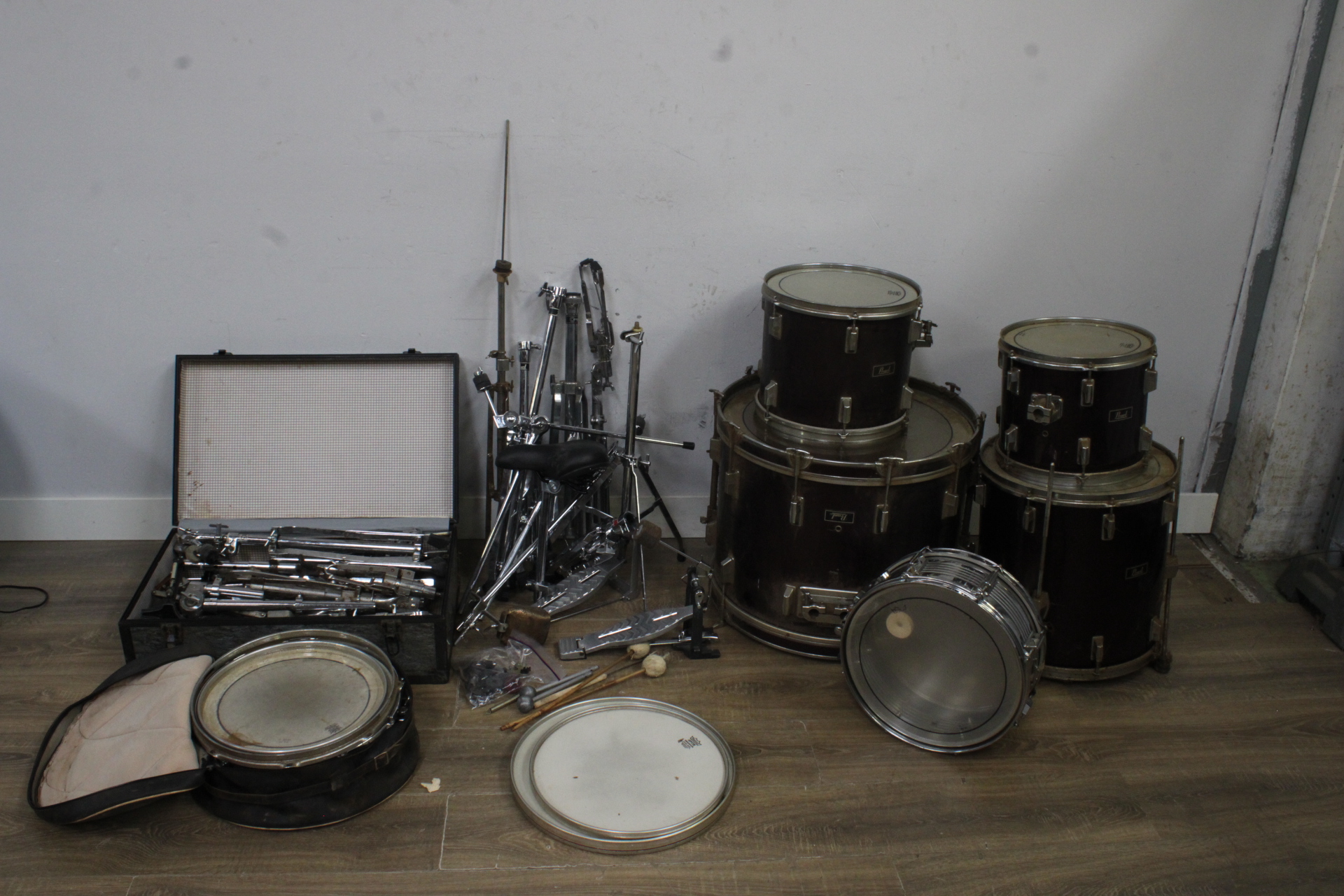 Drumstel met toebehoren - Remo – foto 2 – kavel bij GSD Auctions, Zoeterwoude