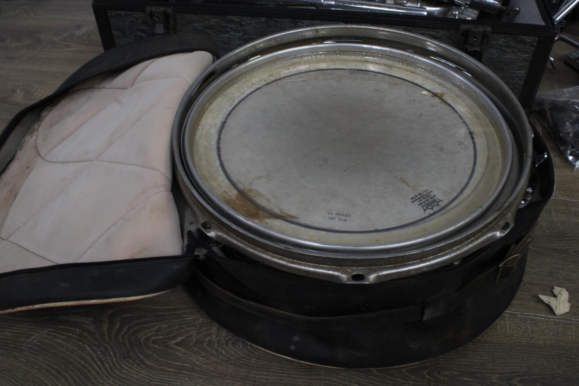 Drumstel met toebehoren - Remo – foto 3 – kavel bij GSD Auctions, Zoeterwoude