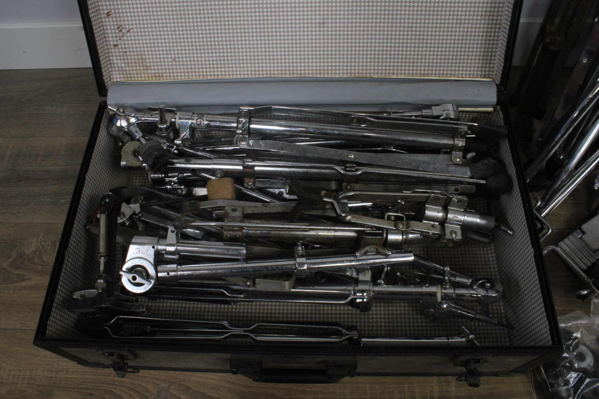 Drumstel met toebehoren - Remo – foto 5 – kavel bij GSD Auctions, Zoeterwoude