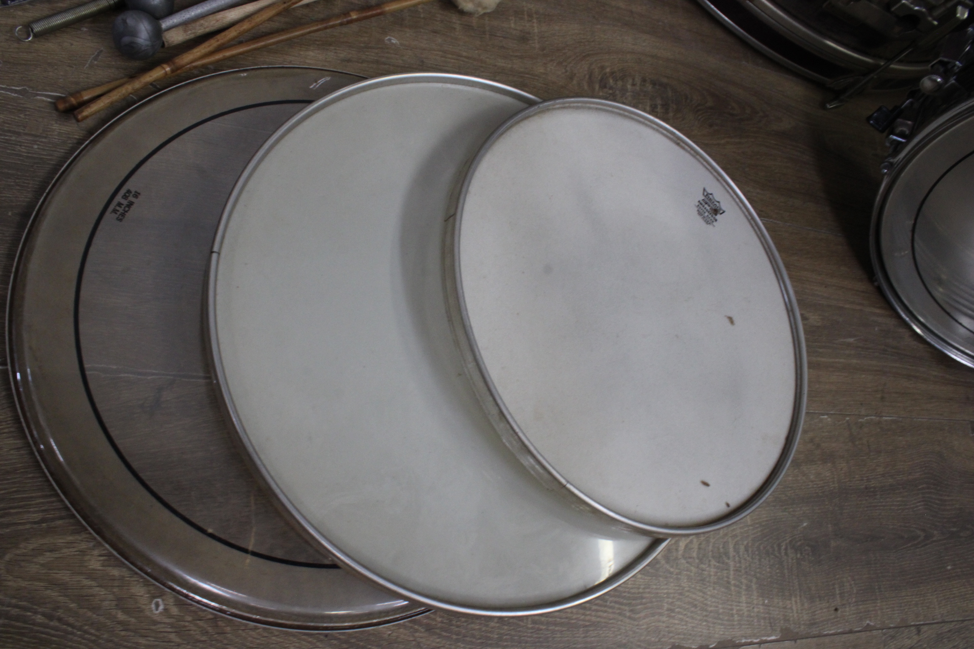 Drumstel met toebehoren - Remo – foto 9 – kavel bij GSD Auctions, Zoeterwoude