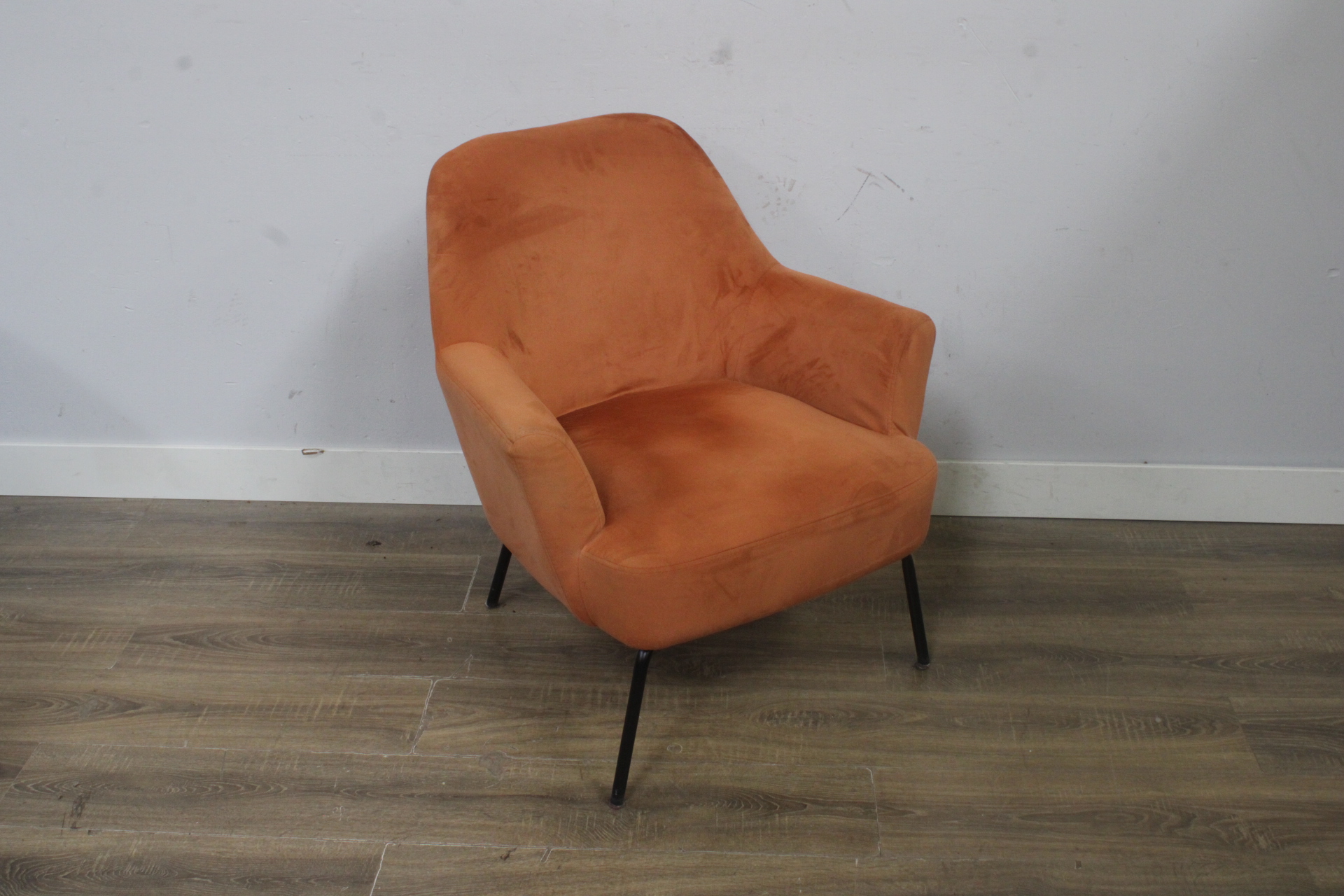 Stoffen fauteuil met metalen poten – foto 2 – kavel bij GSD Auctions, Zoeterwoude