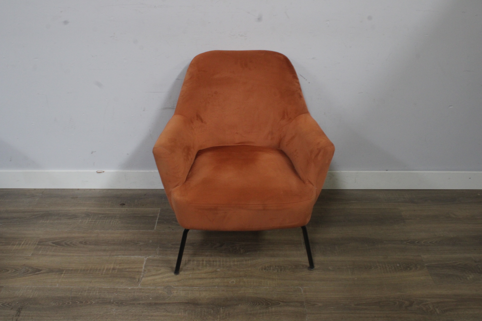 Stoffen fauteuil met metalen poten – foto 3 – kavel bij GSD Auctions, Zoeterwoude