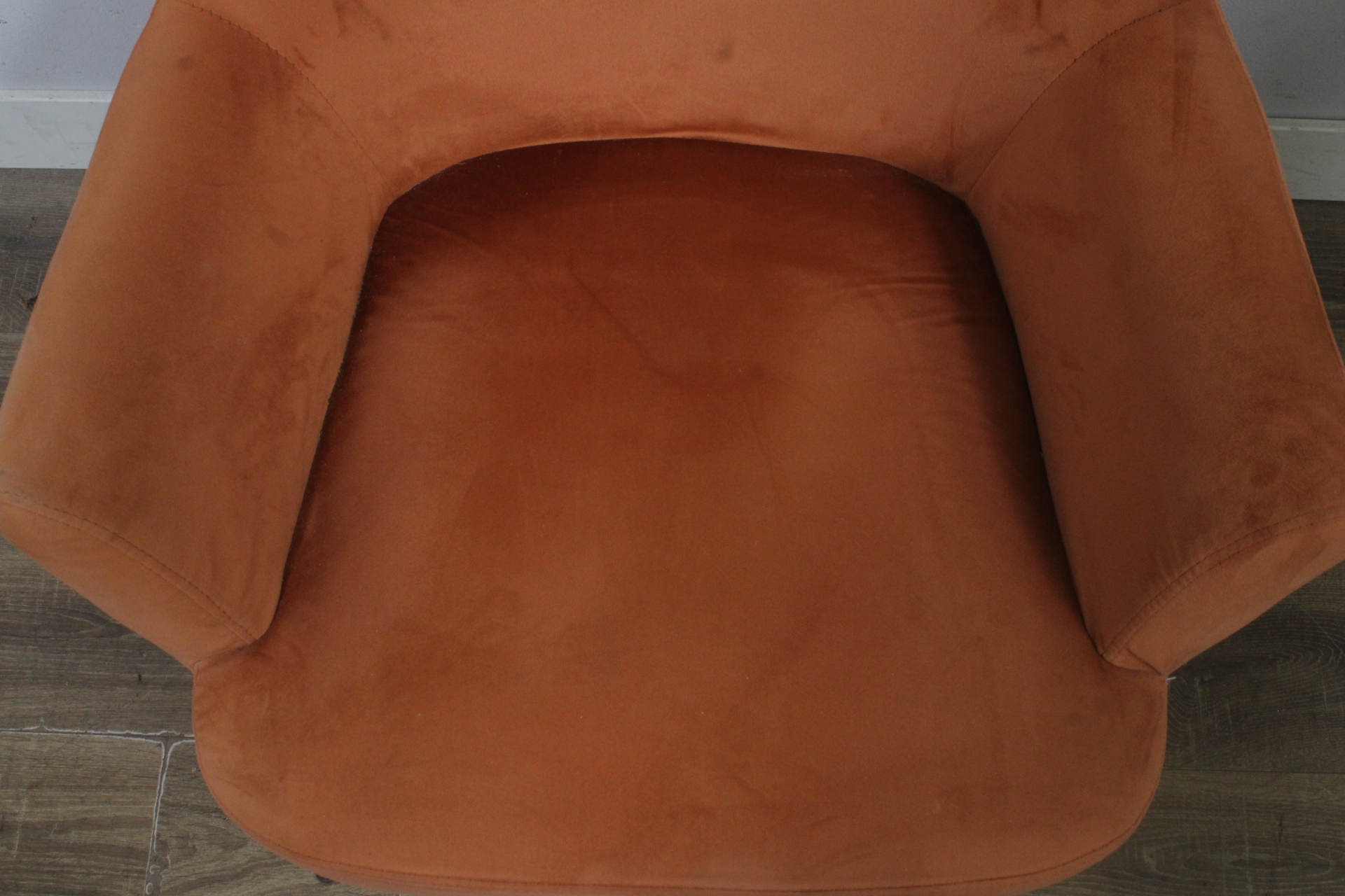 Stoffen fauteuil met metalen poten – foto 5 – kavel bij GSD Auctions, Zoeterwoude