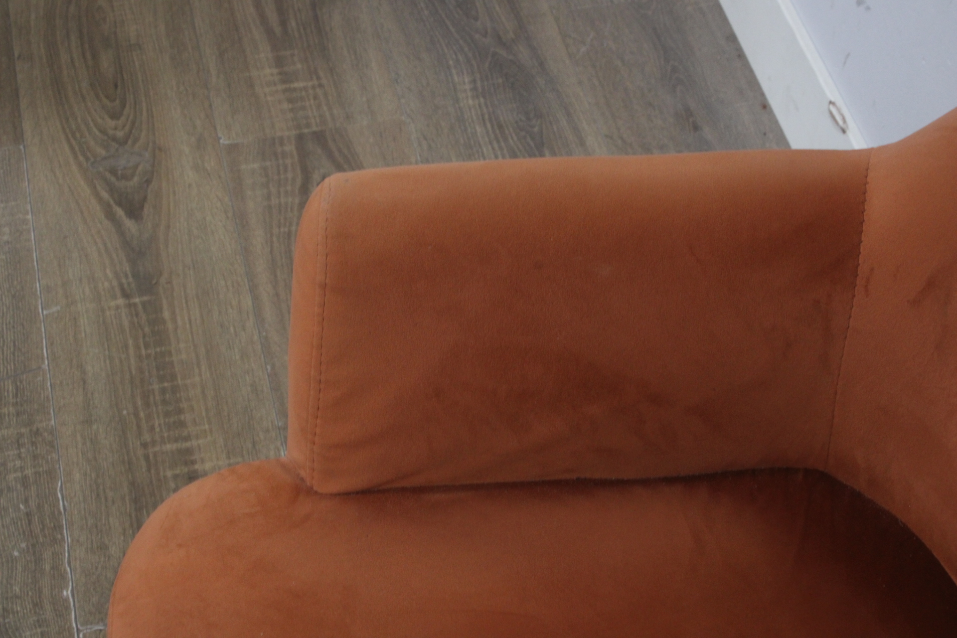 Stoffen fauteuil met metalen poten – foto 6 – kavel bij GSD Auctions, Zoeterwoude