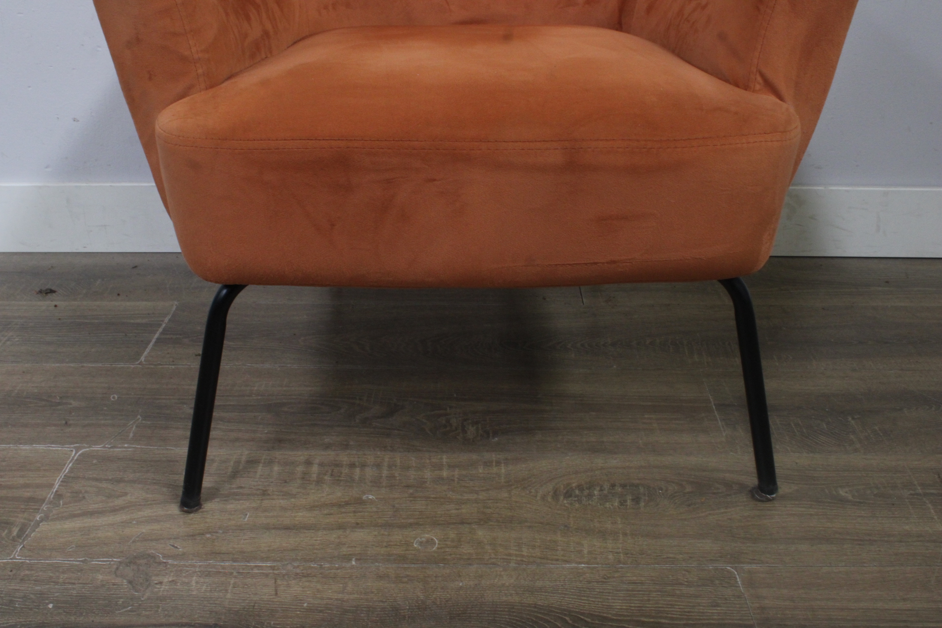 Stoffen fauteuil met metalen poten – foto 8 – kavel bij GSD Auctions, Zoeterwoude