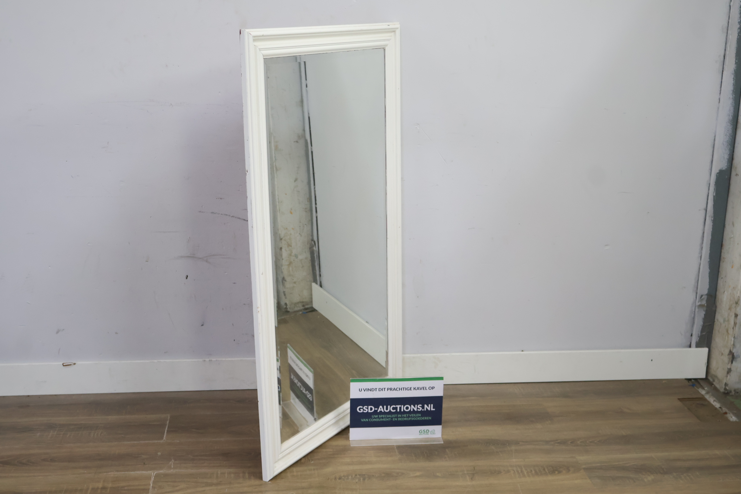 Grote Wandspiegel in witte lijst – foto 2 – kavel bij GSD Auctions, Zoeterwoude