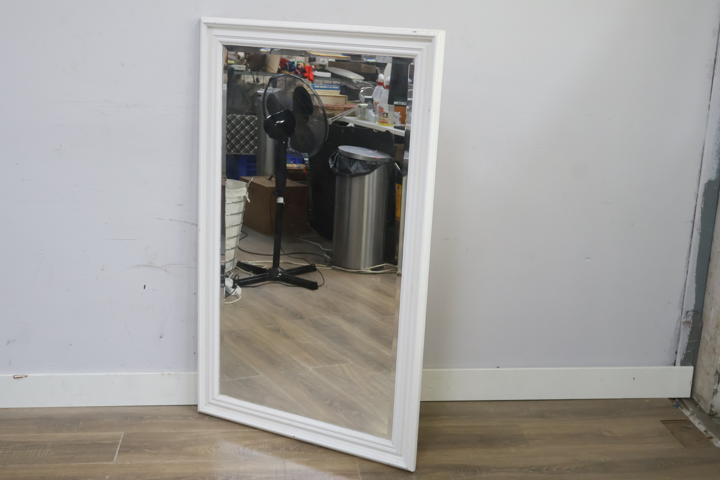 Grote Wandspiegel in witte lijst – foto 3 – kavel bij GSD Auctions, Zoeterwoude