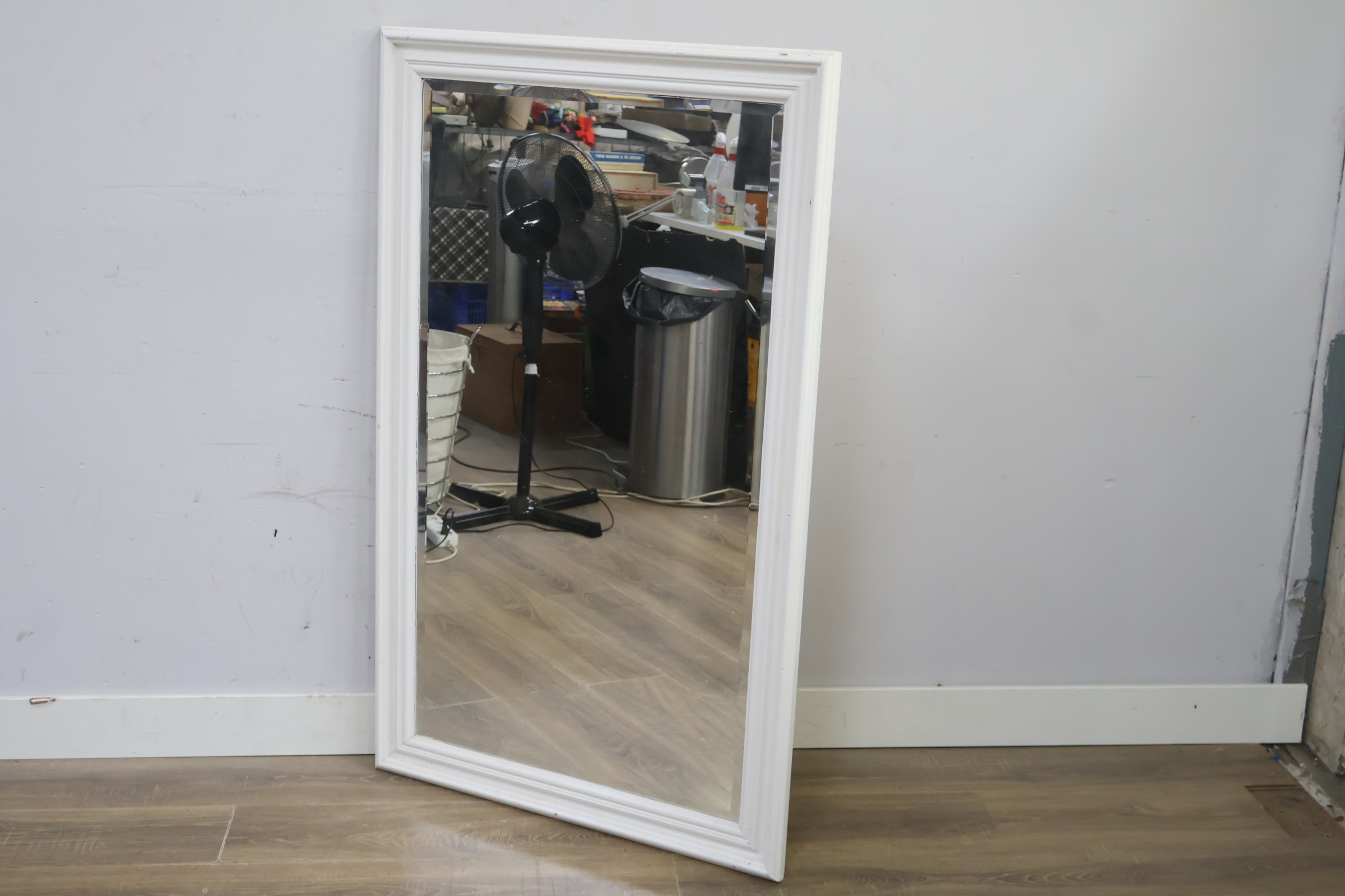 Grote Wandspiegel in witte lijst – foto 4 – kavel bij GSD Auctions, Zoeterwoude