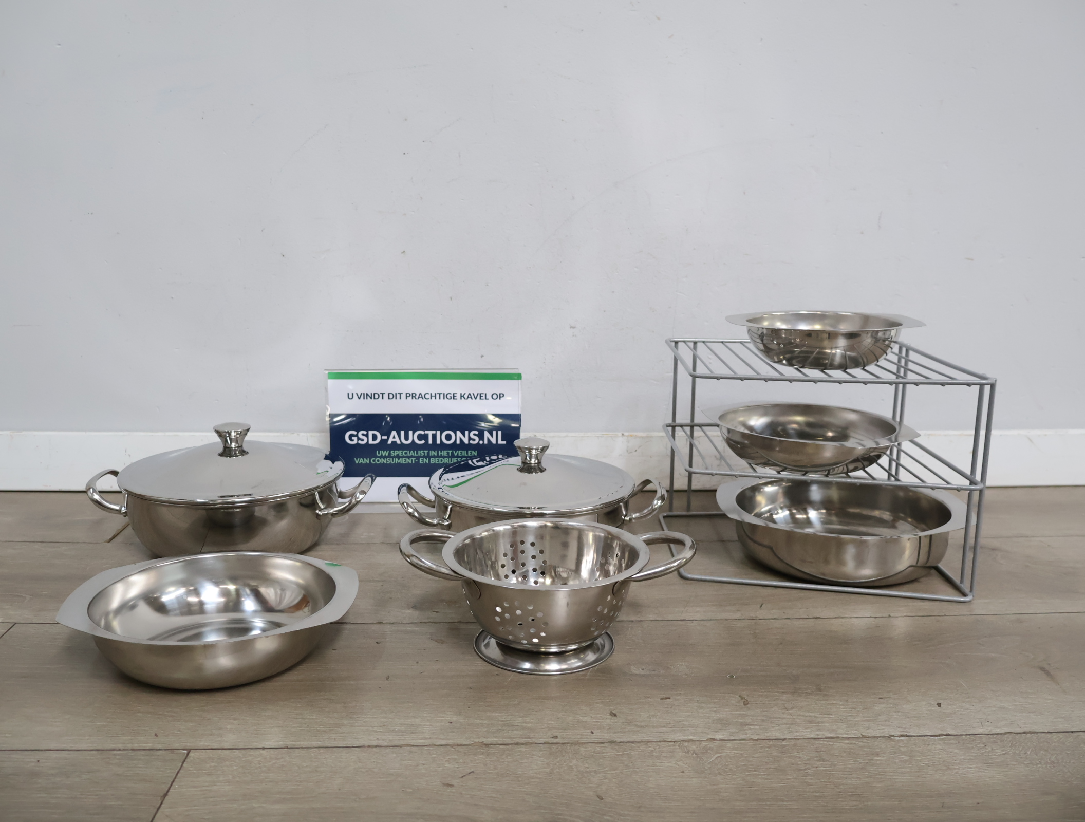 RVS Alessi pannenset met vergiet en een pannenrek – kavel bij GSD Auctions, Zoeterwoude