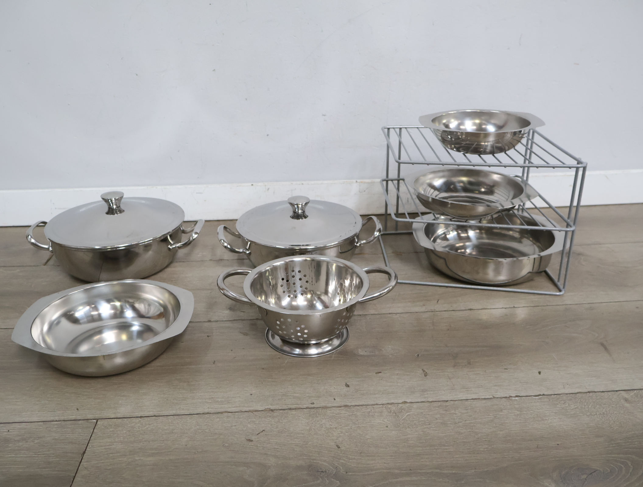 RVS Alessi pannenset met vergiet en een pannenrek – foto 3 – kavel bij GSD Auctions, Zoeterwoude