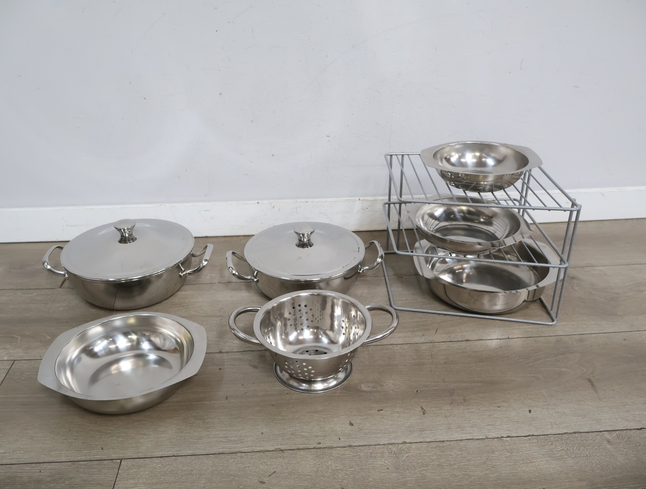RVS Alessi pannenset met vergiet en een pannenrek – foto 4 – kavel bij GSD Auctions, Zoeterwoude