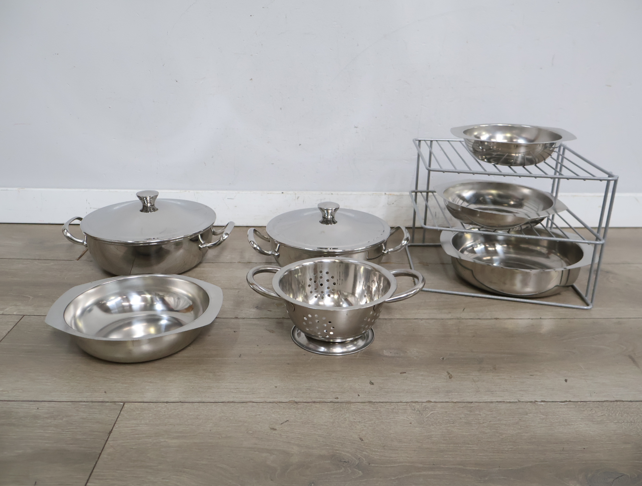 RVS Alessi pannenset met vergiet en een pannenrek – foto 5 – kavel bij GSD Auctions, Zoeterwoude