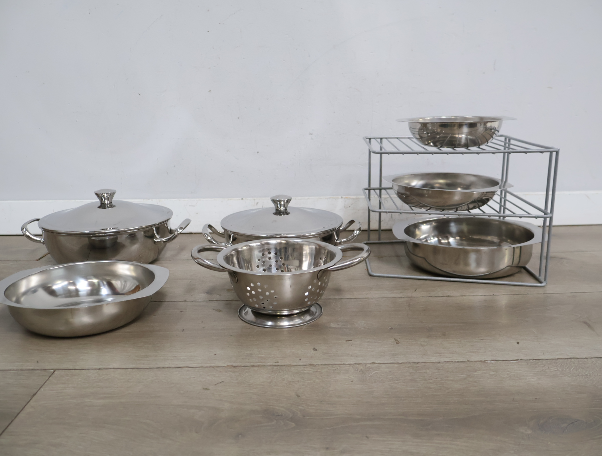 RVS Alessi pannenset met vergiet en een pannenrek – foto 6 – kavel bij GSD Auctions, Zoeterwoude