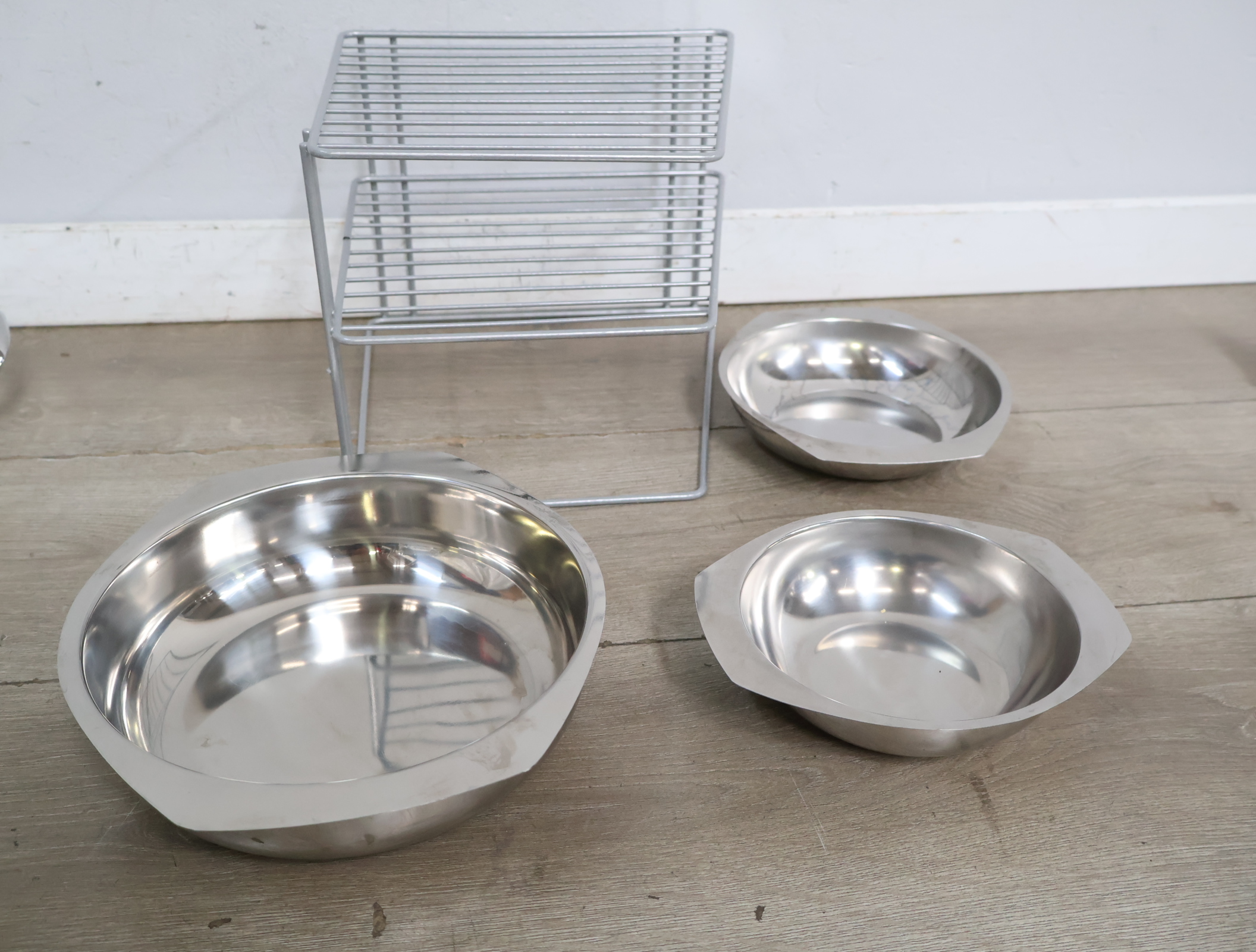 RVS Alessi pannenset met vergiet en een pannenrek – foto 8 – kavel bij GSD Auctions, Zoeterwoude