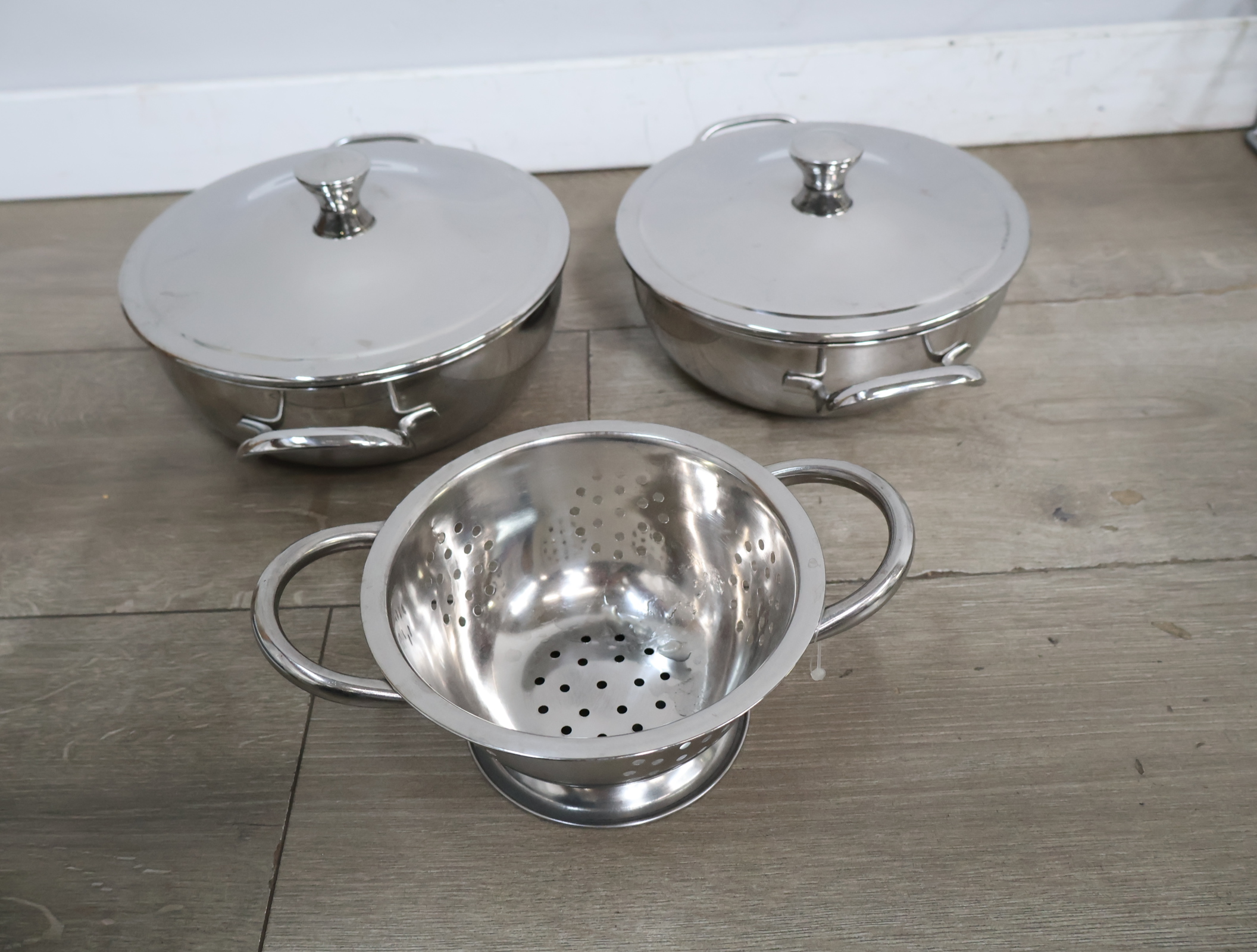 RVS Alessi pannenset met vergiet en een pannenrek – foto 9 – kavel bij GSD Auctions, Zoeterwoude