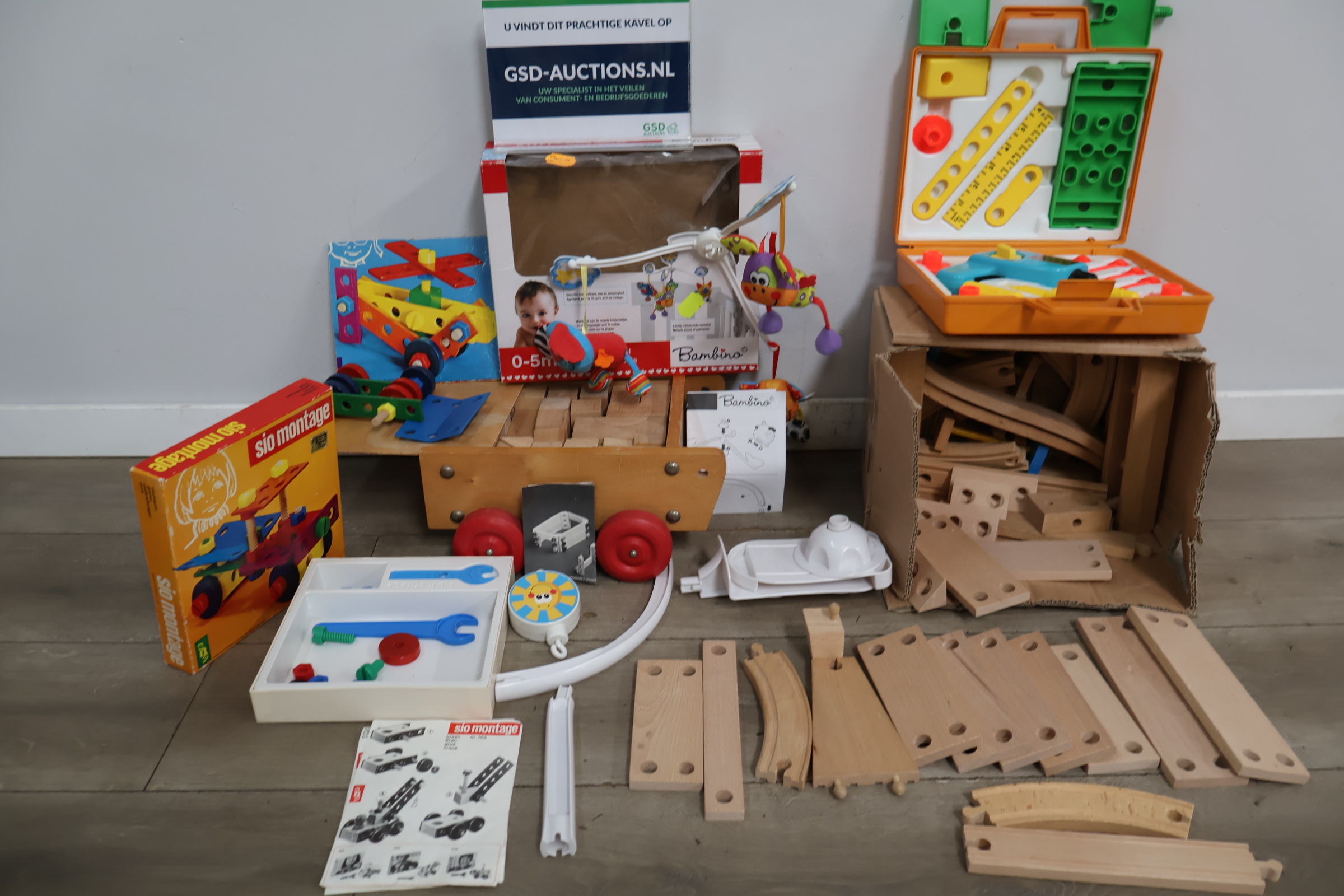 Sio Montage houten bouwdoos en Bambino baby mobiel – kavel bij GSD Auctions, Zoeterwoude