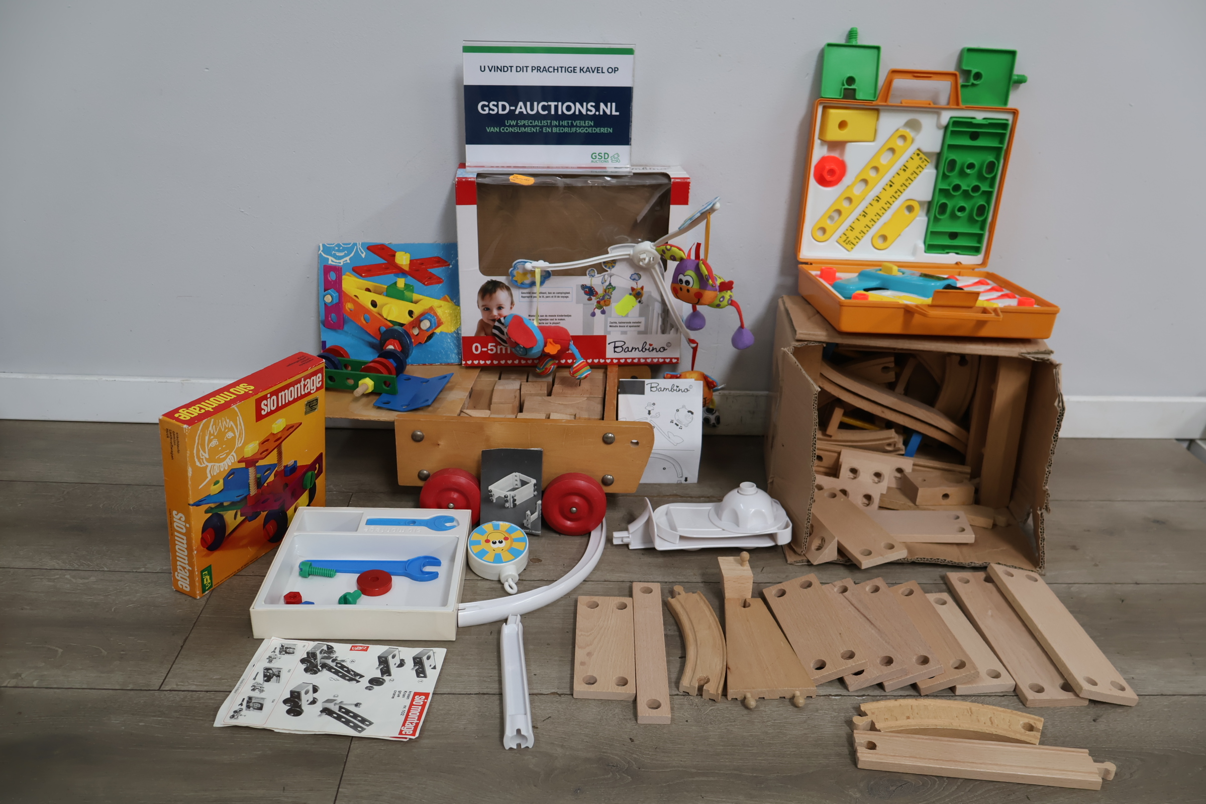 Sio Montage houten bouwdoos en Bambino baby mobiel – foto 2 – kavel bij GSD Auctions, Zoeterwoude