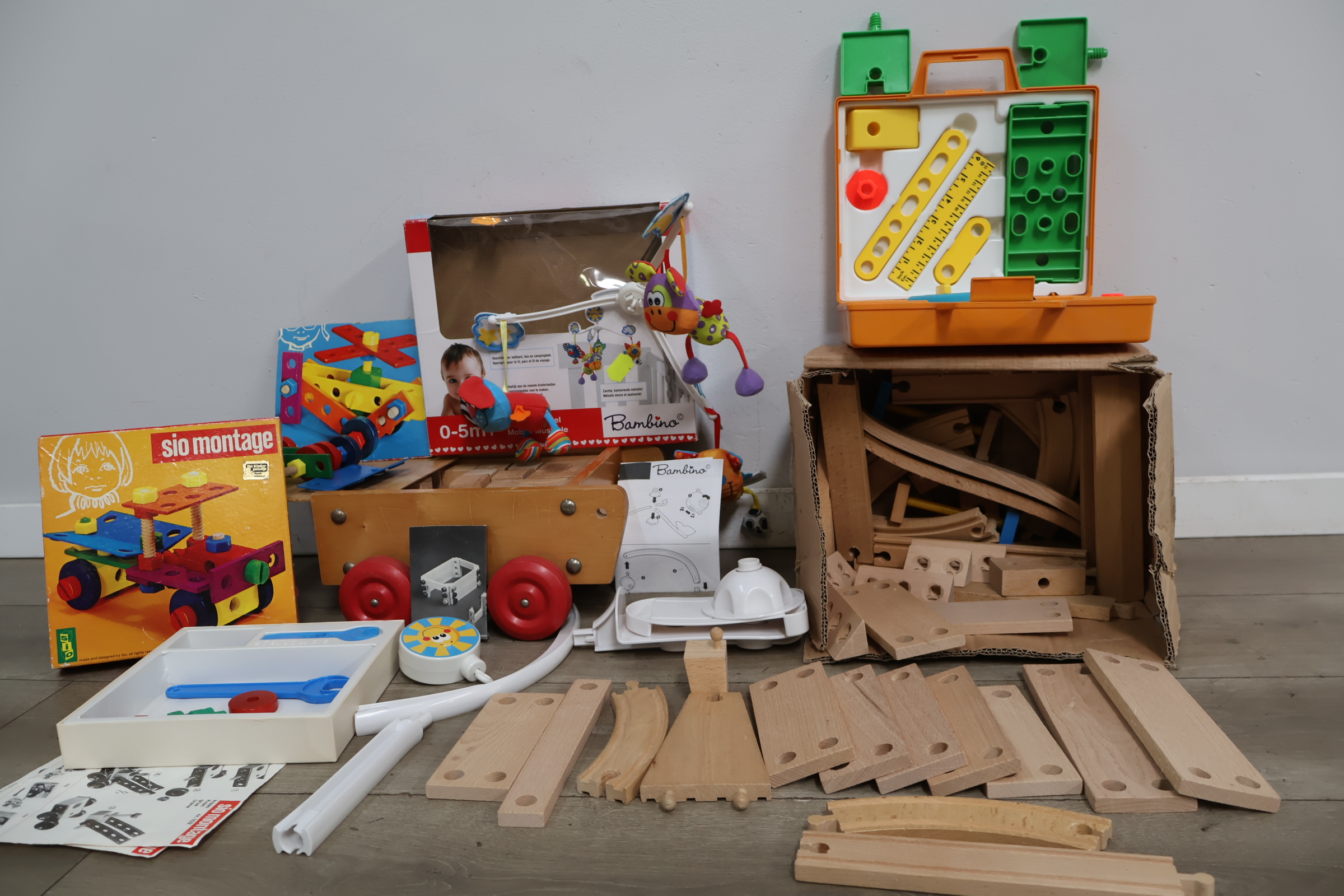 Sio Montage houten bouwdoos en Bambino baby mobiel – foto 3 – kavel bij GSD Auctions, Zoeterwoude
