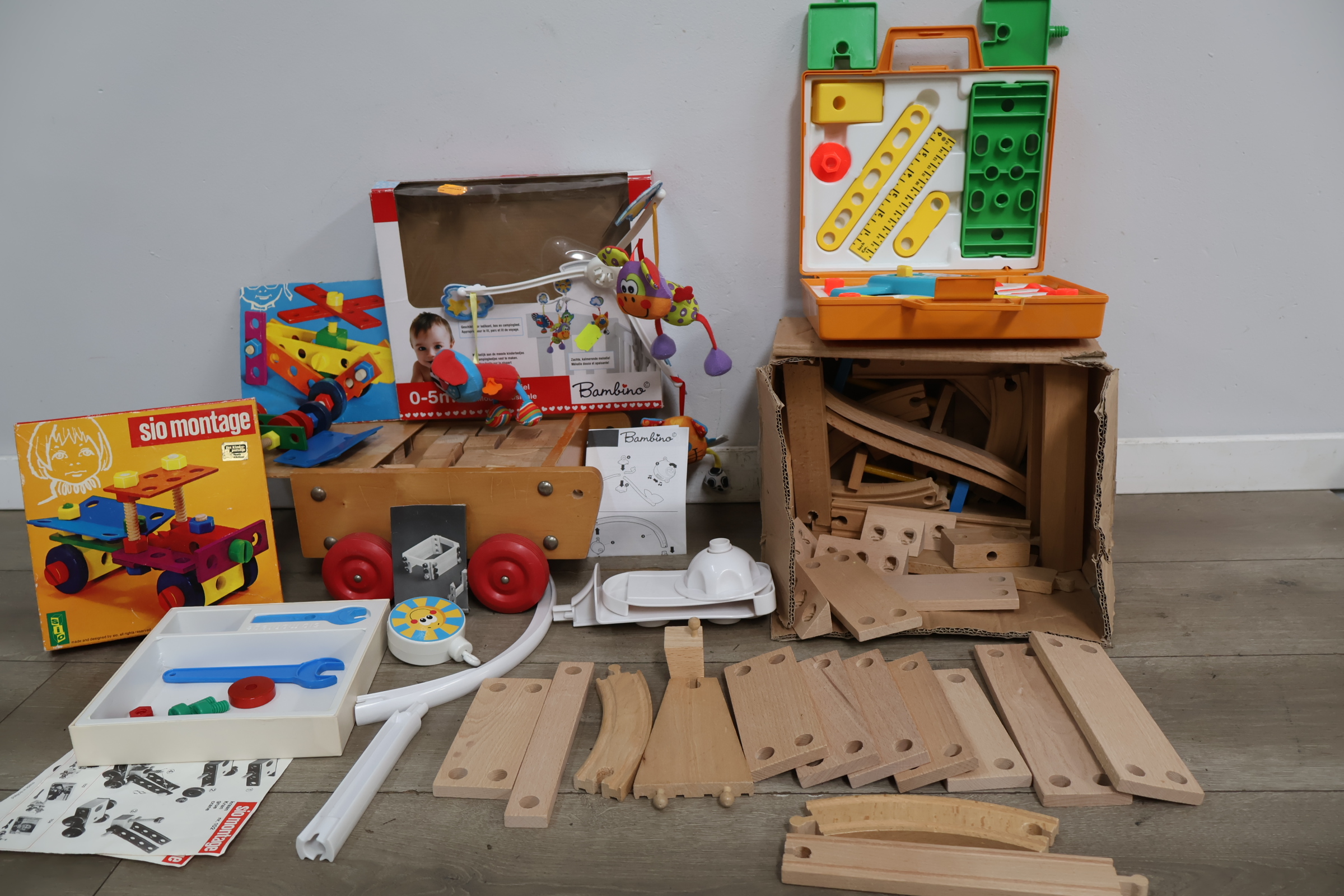 Sio Montage houten bouwdoos en Bambino baby mobiel – foto 4 – kavel bij GSD Auctions, Zoeterwoude