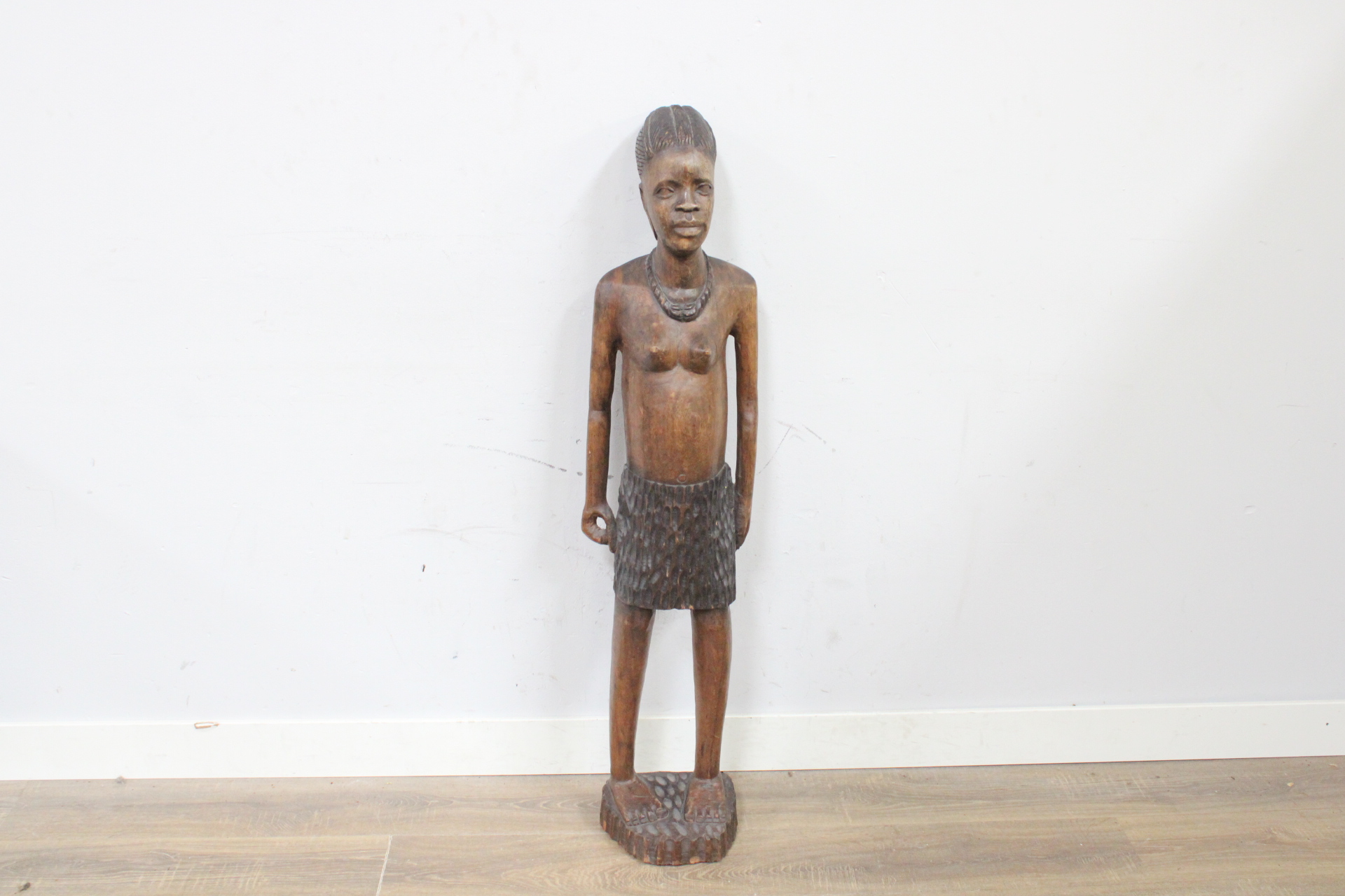 Groot Houten Afrikaanse vrouwenbeeld - 126 cm – foto 2 – kavel bij GSD Auctions, Zoeterwoude